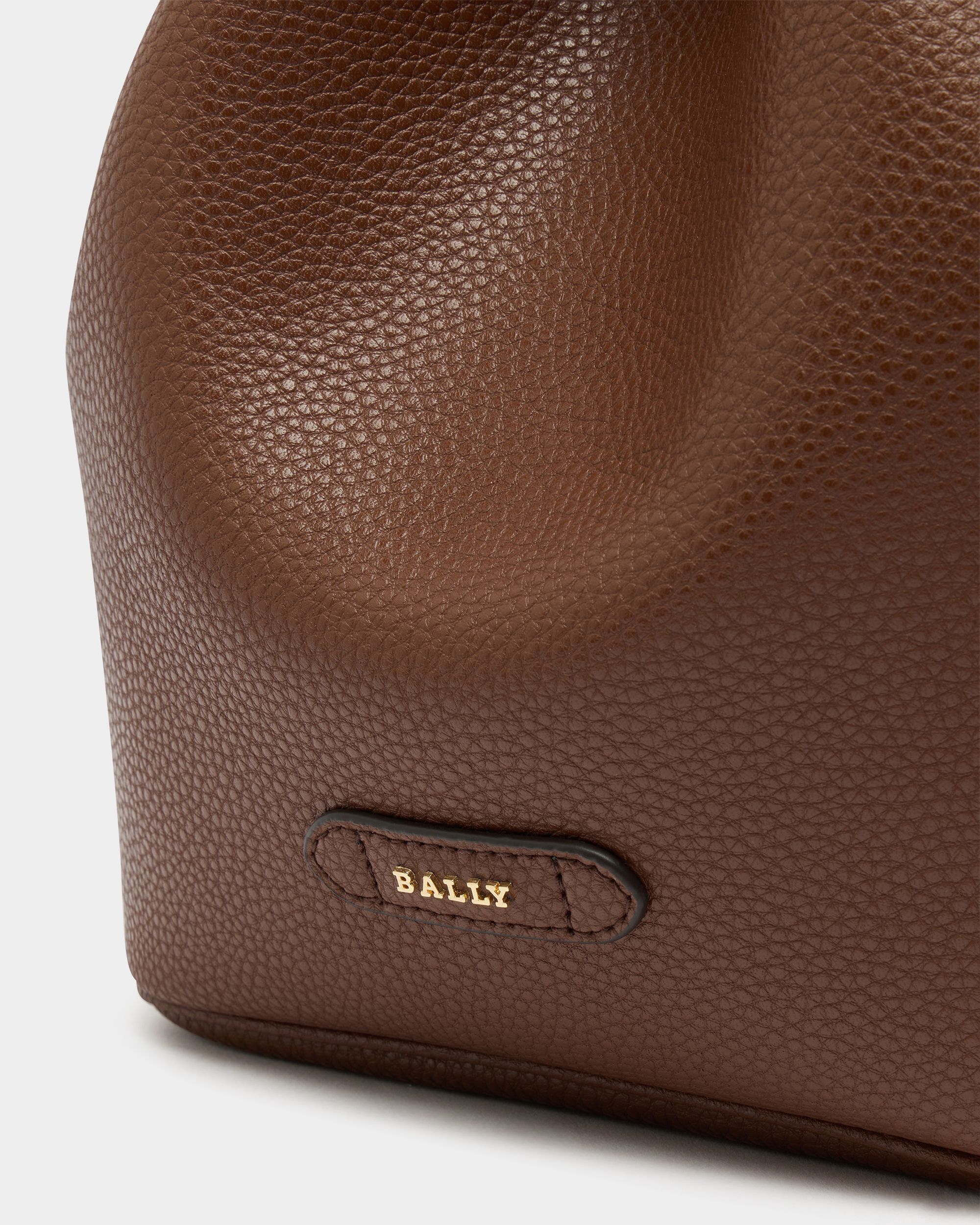 Bally Global - Bolso Cubo De Piel Granulada Marrón - Marrón