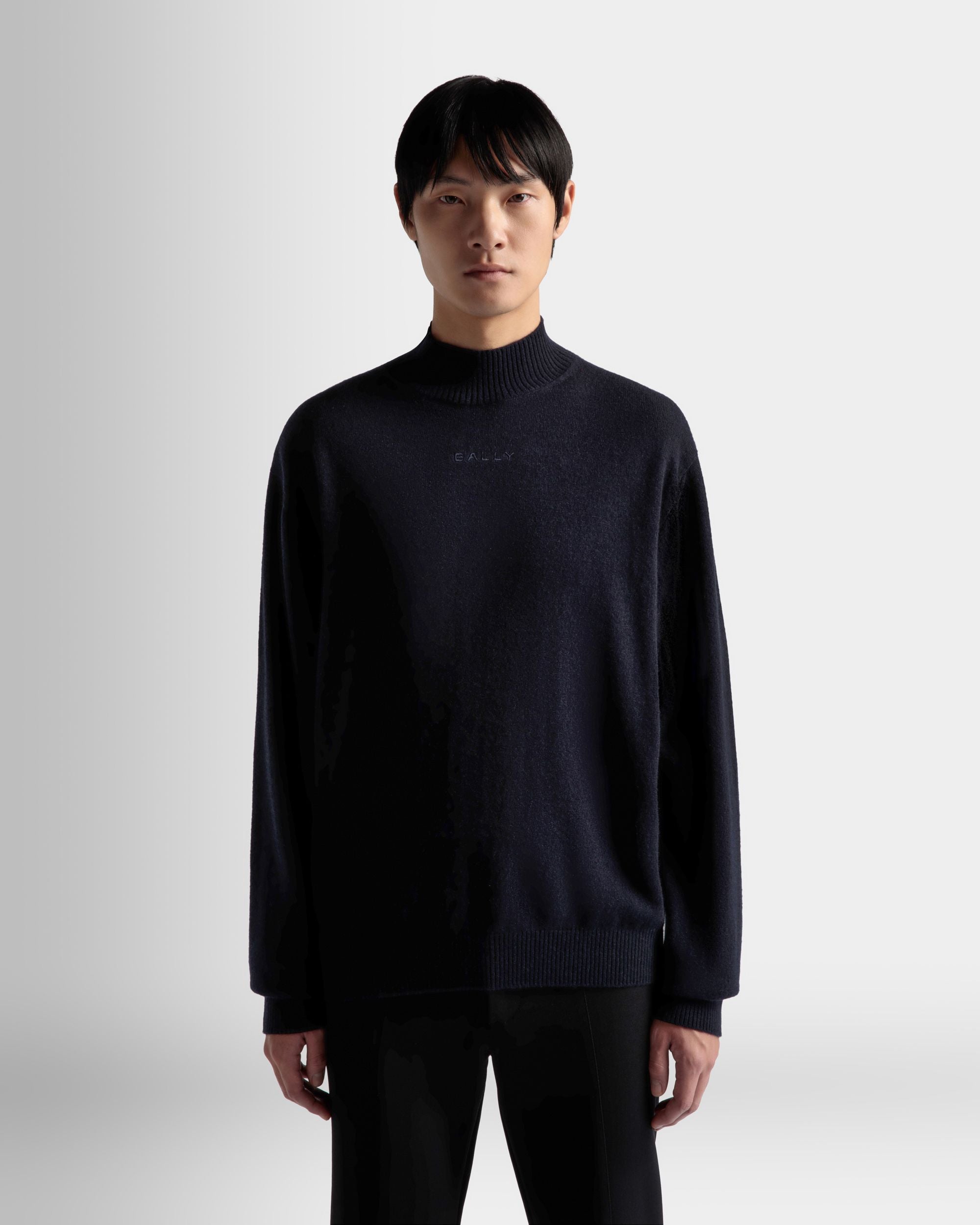 Bally Global - Jersey De Cachemira Con Cuello Alto En Azul Oscuro - Azul