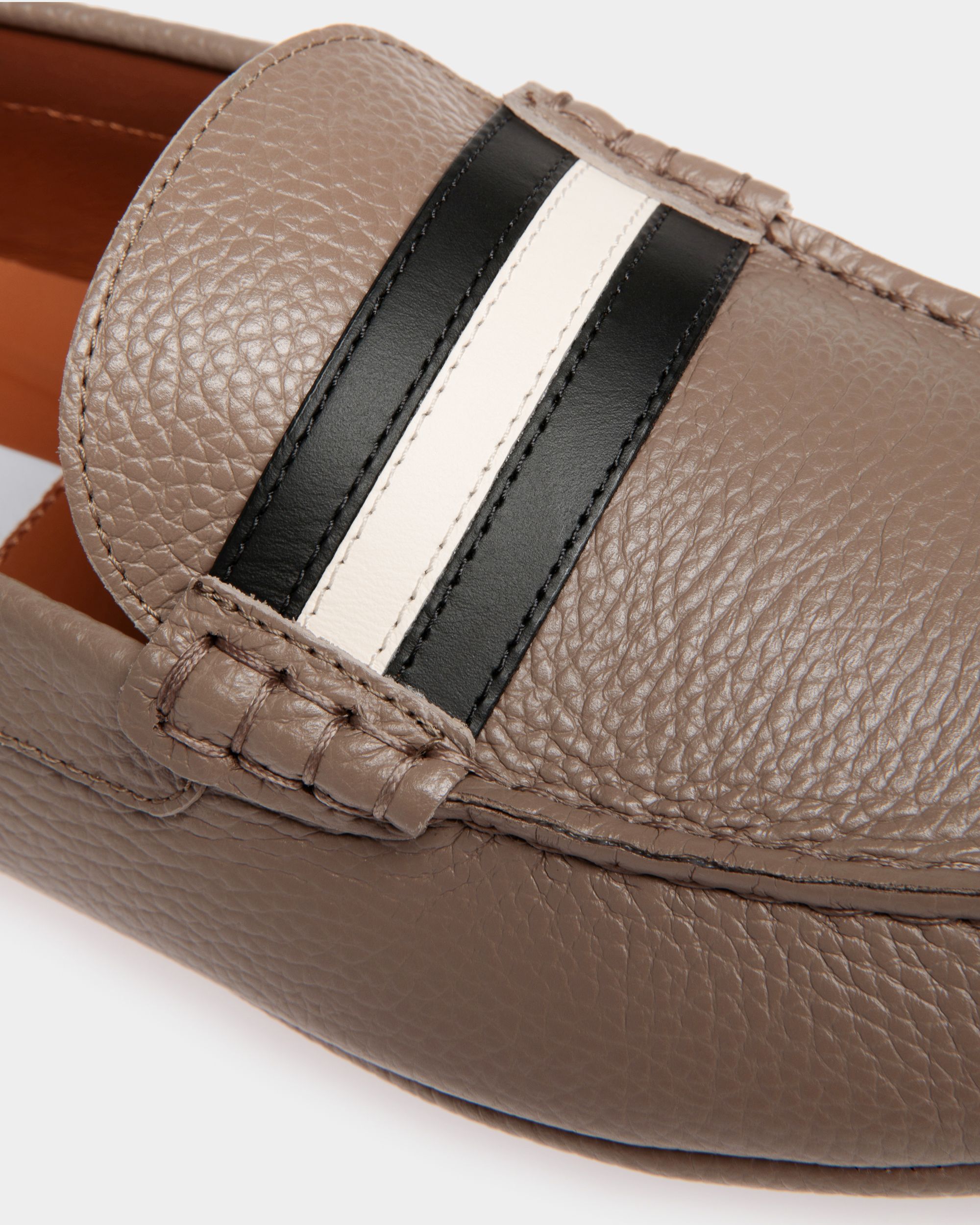 Bally Global - Chaussure Driver Kerbs En Cuir Grainé Beige - Beige