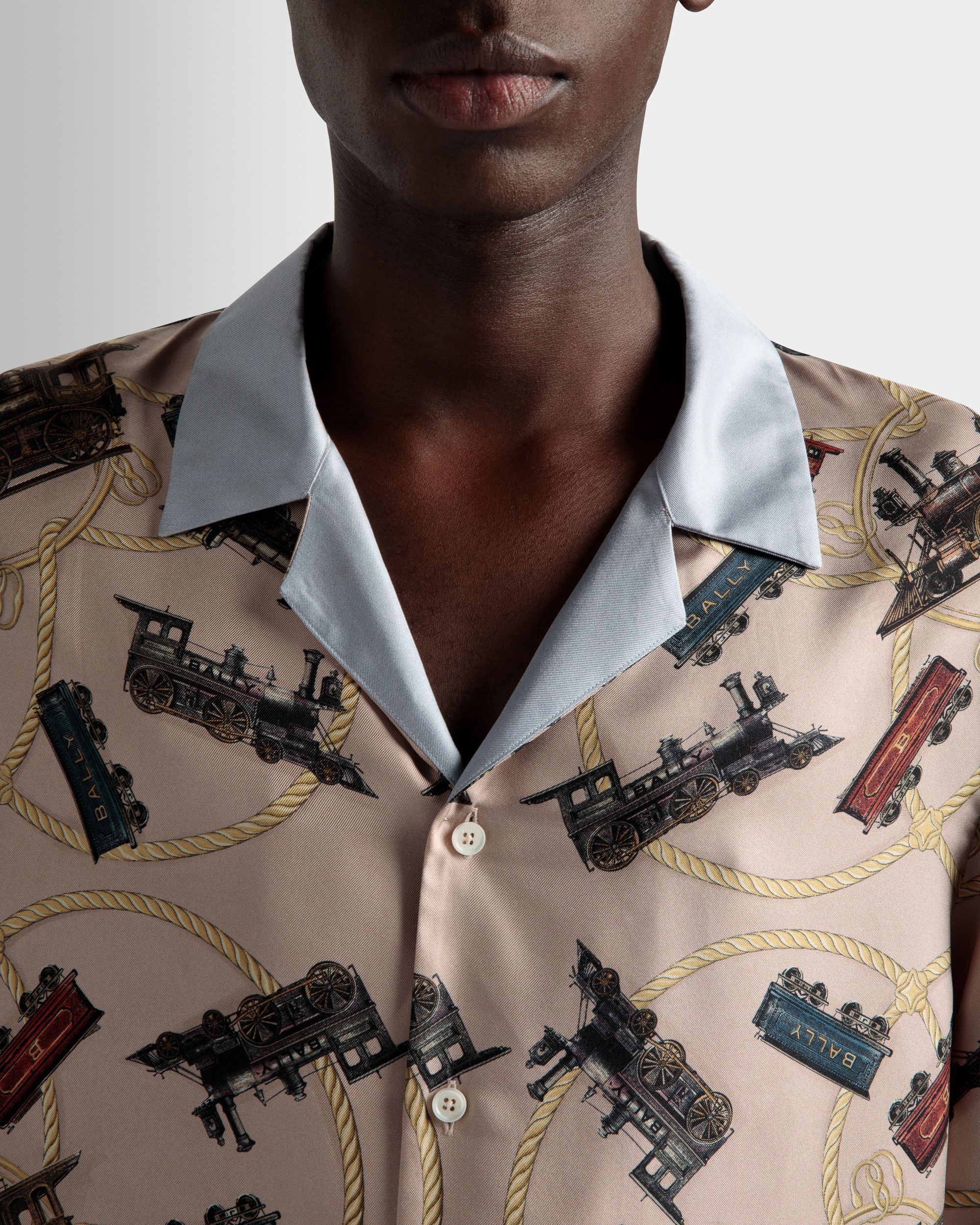 Bally Global - Camisa Estampada Train Con Cuello Campero De Seda Multicolor - Multicolor