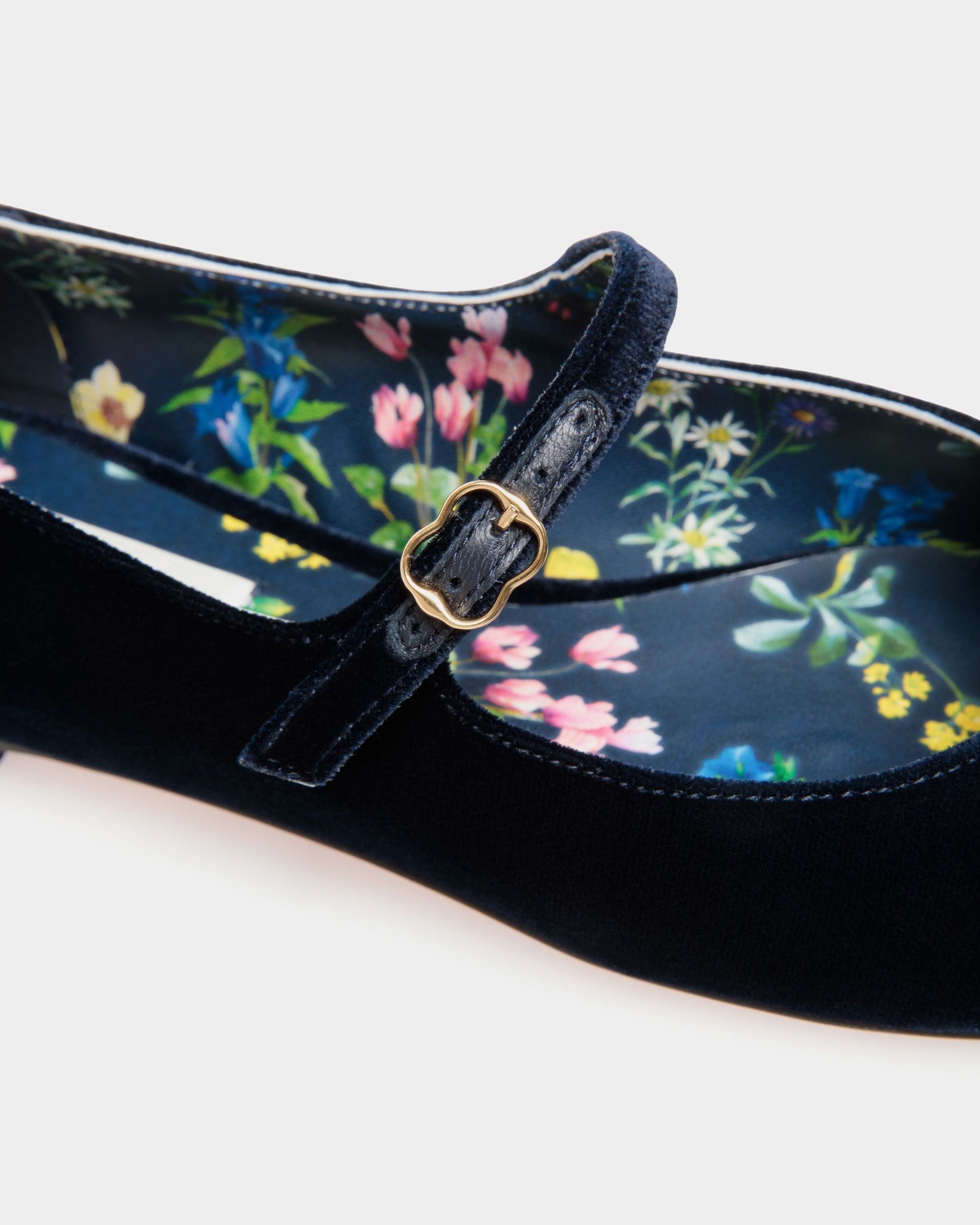Bally Global - Chaussure À Talon Plat Ballyrina En Tissu Velouté Navy Blue - Bleu