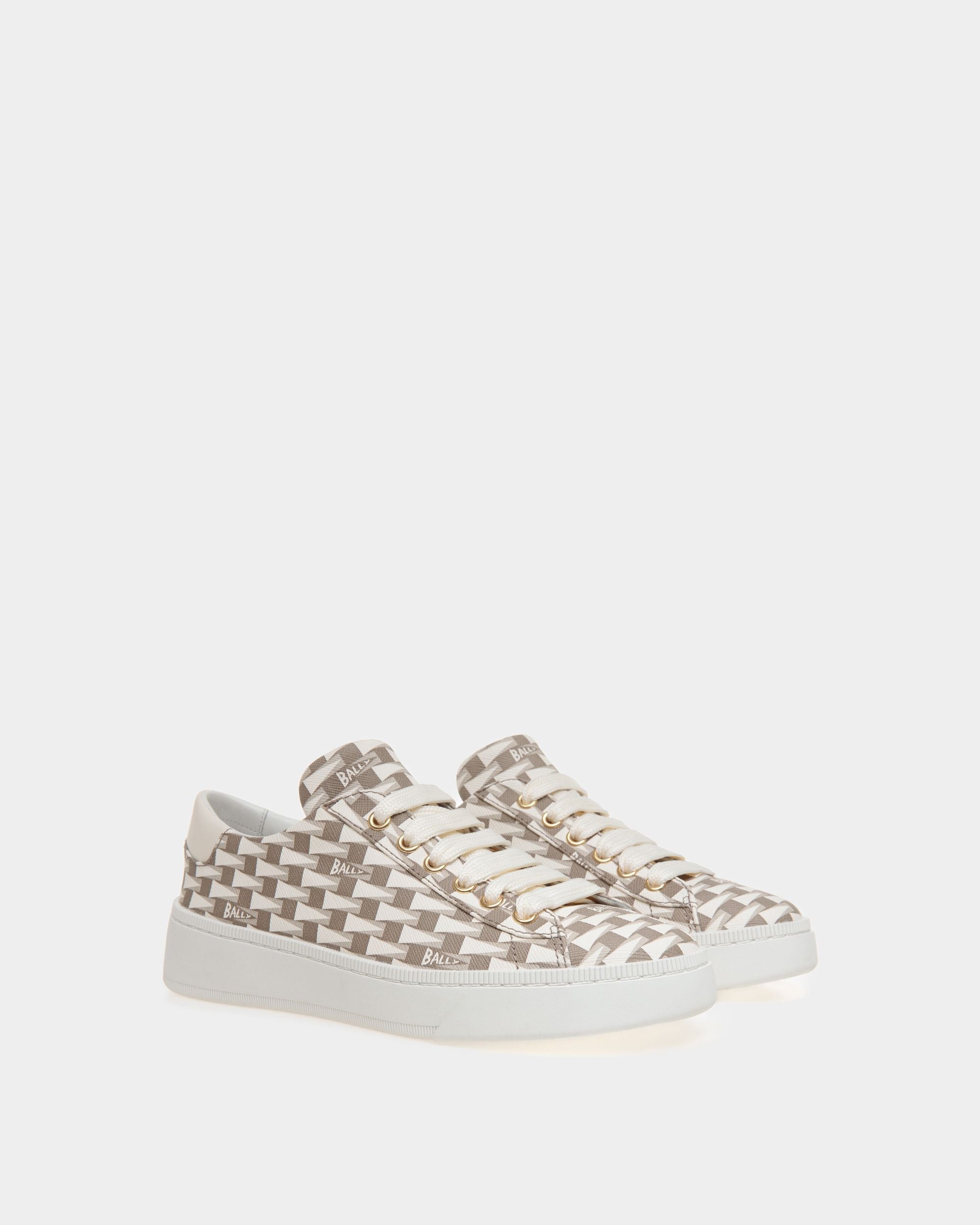 Bally Global - Sneaker Raise En Tissu Beige Motif Pennant - Beige