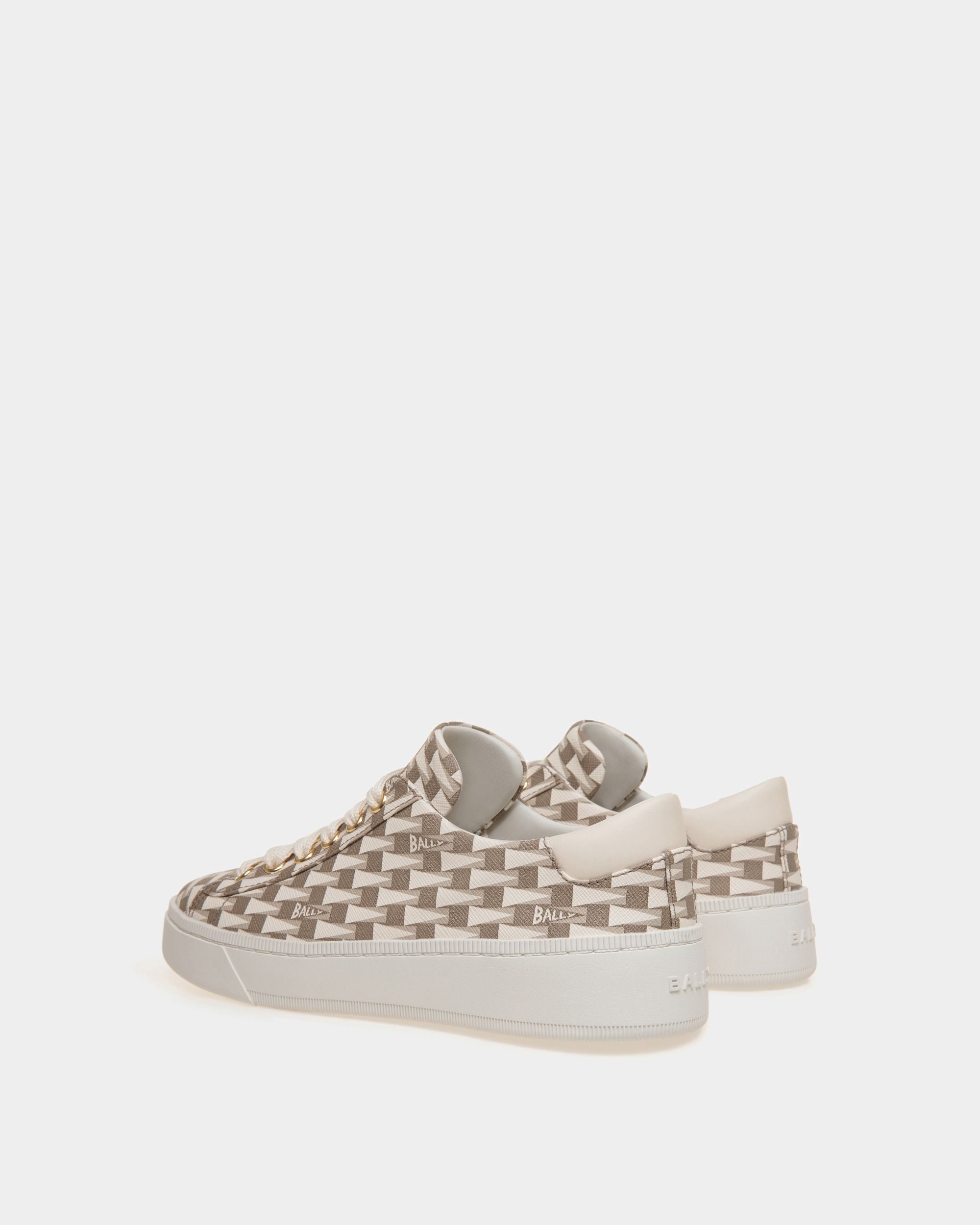 Bally Global - Sneaker Raise En Tissu Beige Motif Pennant - Beige