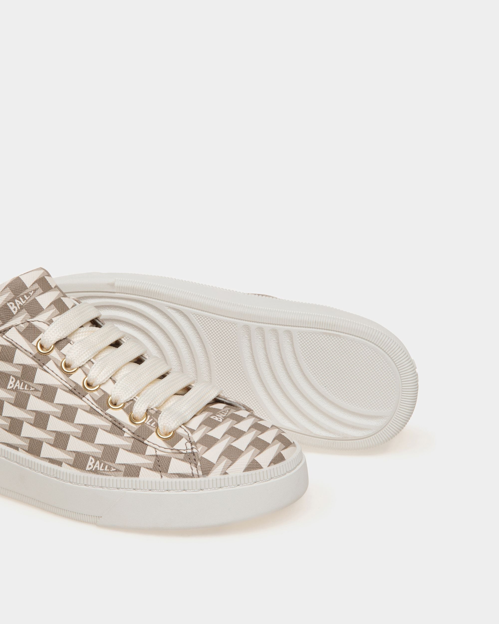 Bally Global - Sneaker Raise En Tissu Beige Motif Pennant - Beige