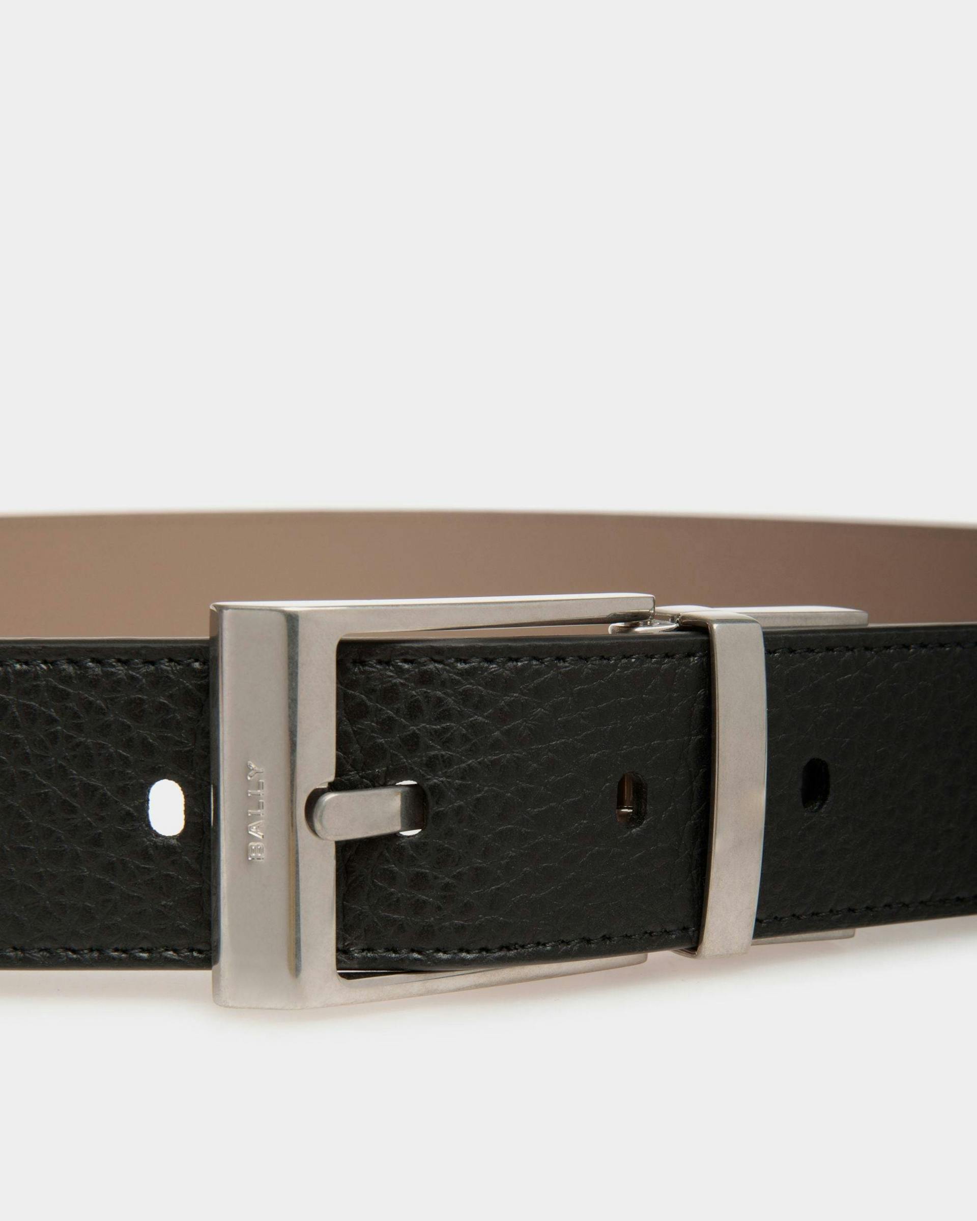 Men's Shiffie 35mm Reversible And Adjustable Belt in Black And Beige Leather | Bally | On Model Front
