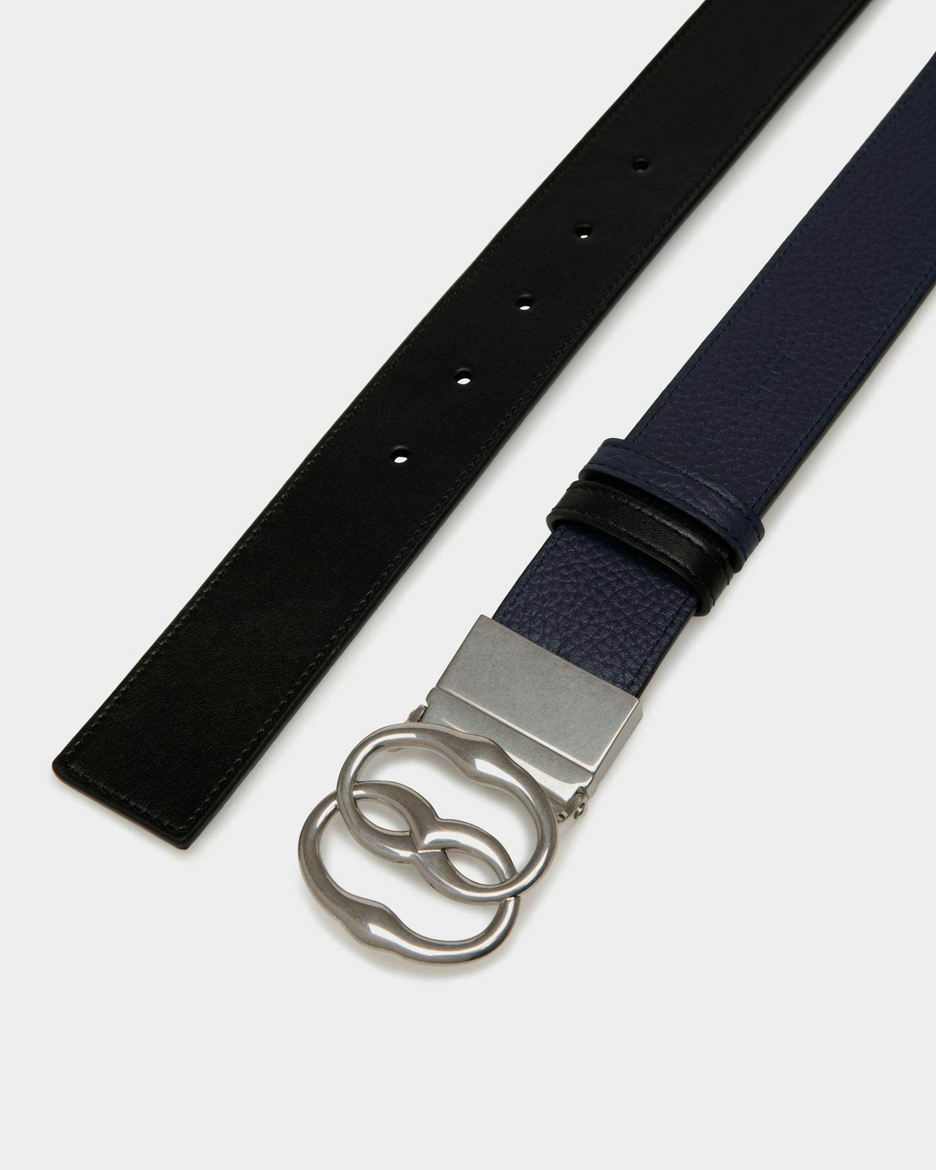 Men's Emblem 35mm Reversible And Adjustable Belt in Black And Blue Leather | Bally | Still Life Detail