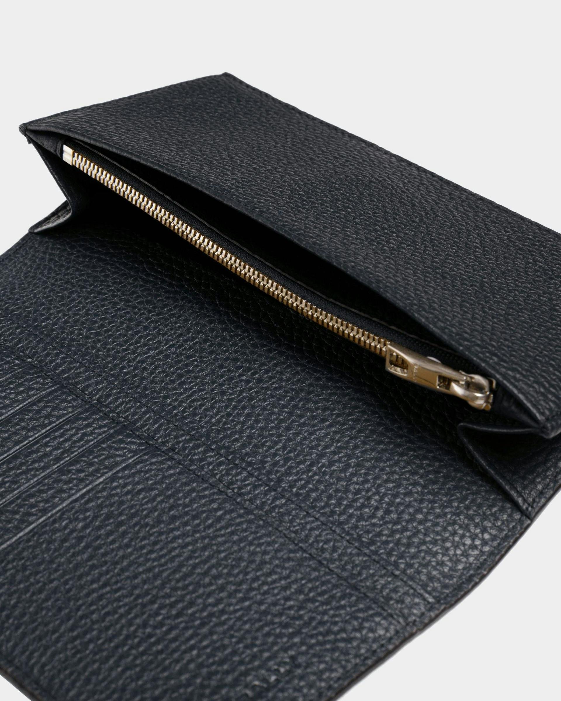 Men's Ribbon Continental Wallet In Midnight Leather | Bally | Still Life Detail