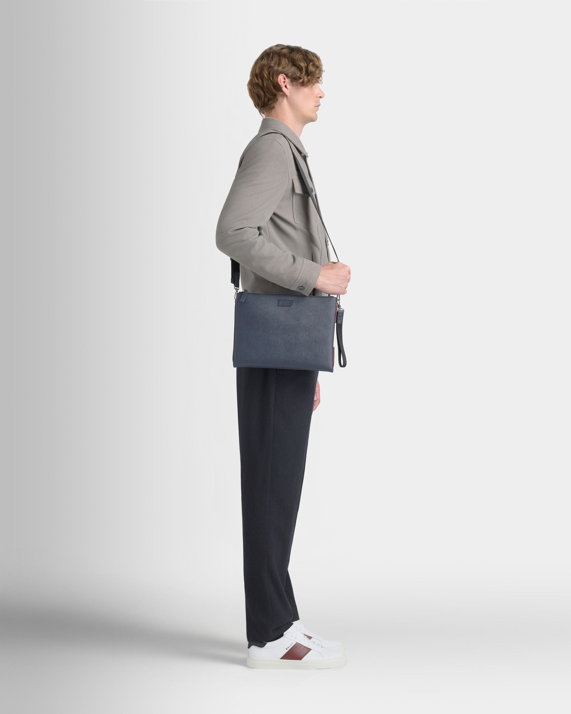 Bally Global - Pochette aus geprägtem Leder in Marineblau - Blue