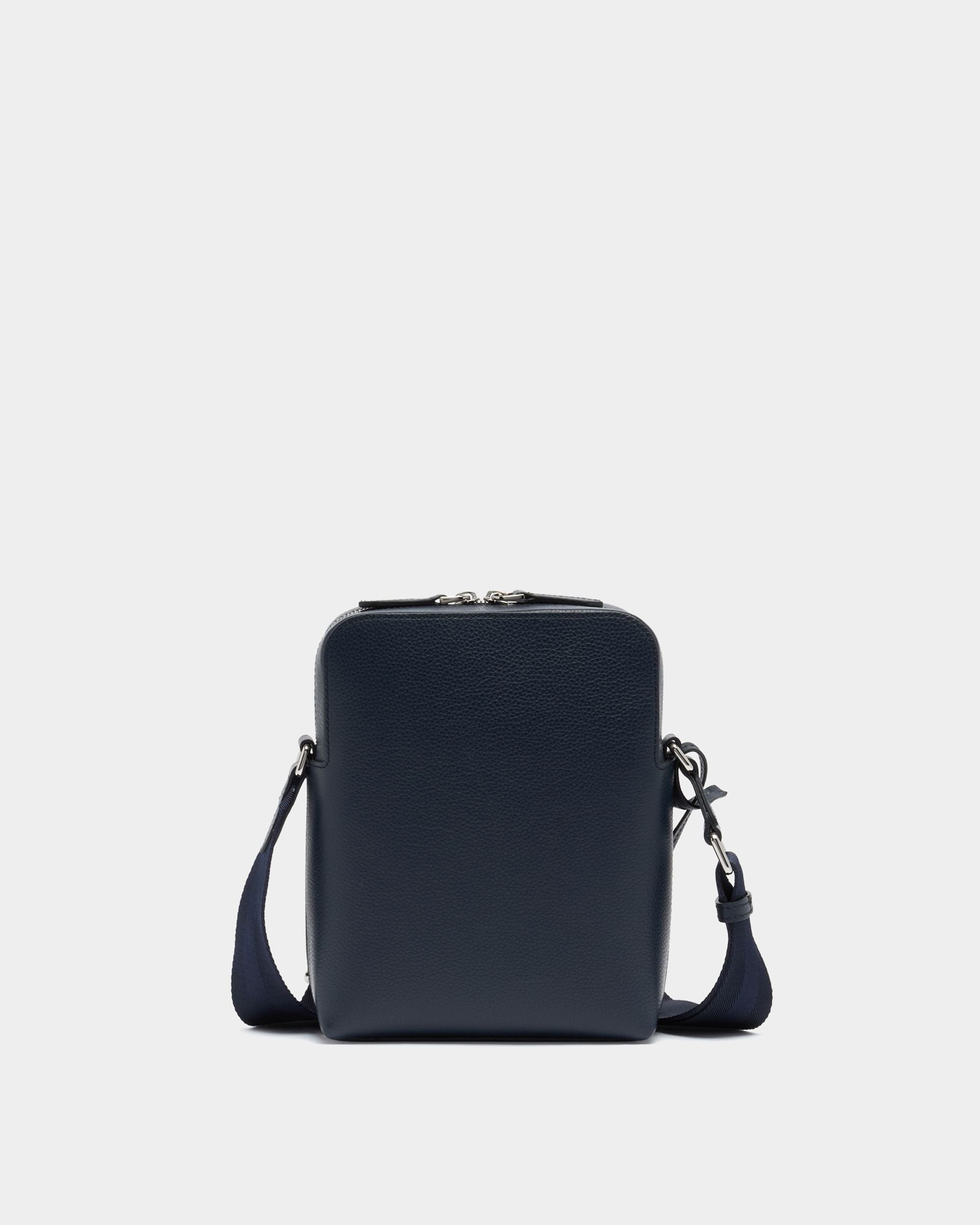 Bally Global - Umhängetasche Capitol aus genarbtem Leder in Marineblau - Blue