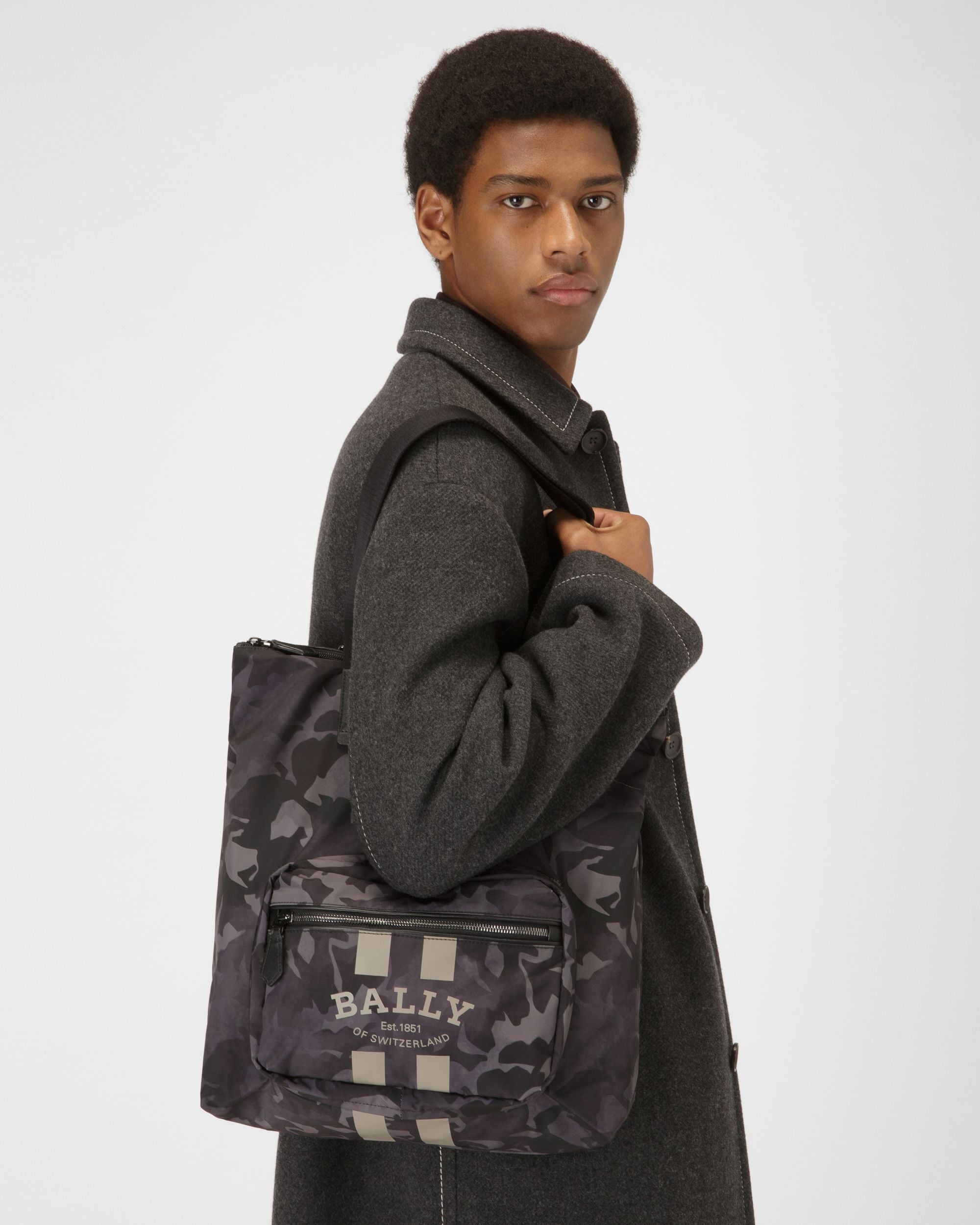 Bally Global - Fallie Bolso Tote En Nailon De Color Negro - Negro