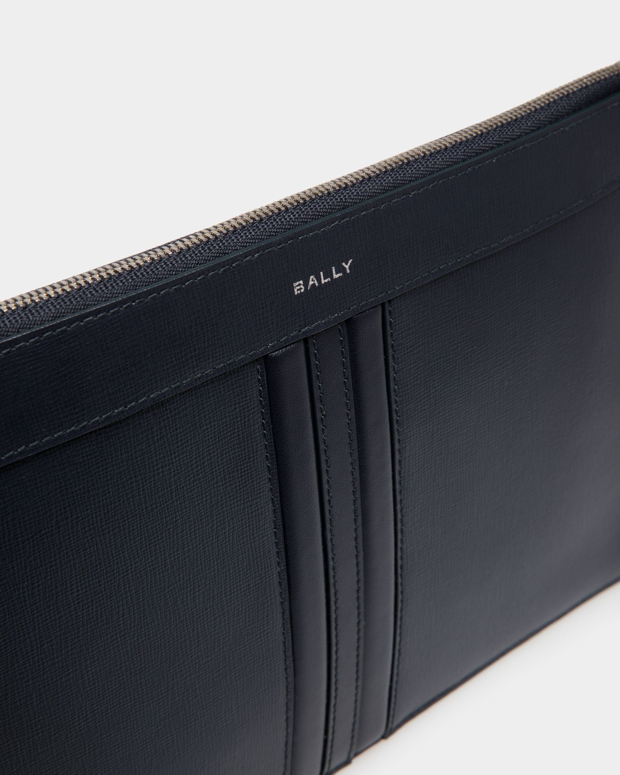 Bally Global - Pochette Mythos De Piel Reciclada Navy Blue - Azul