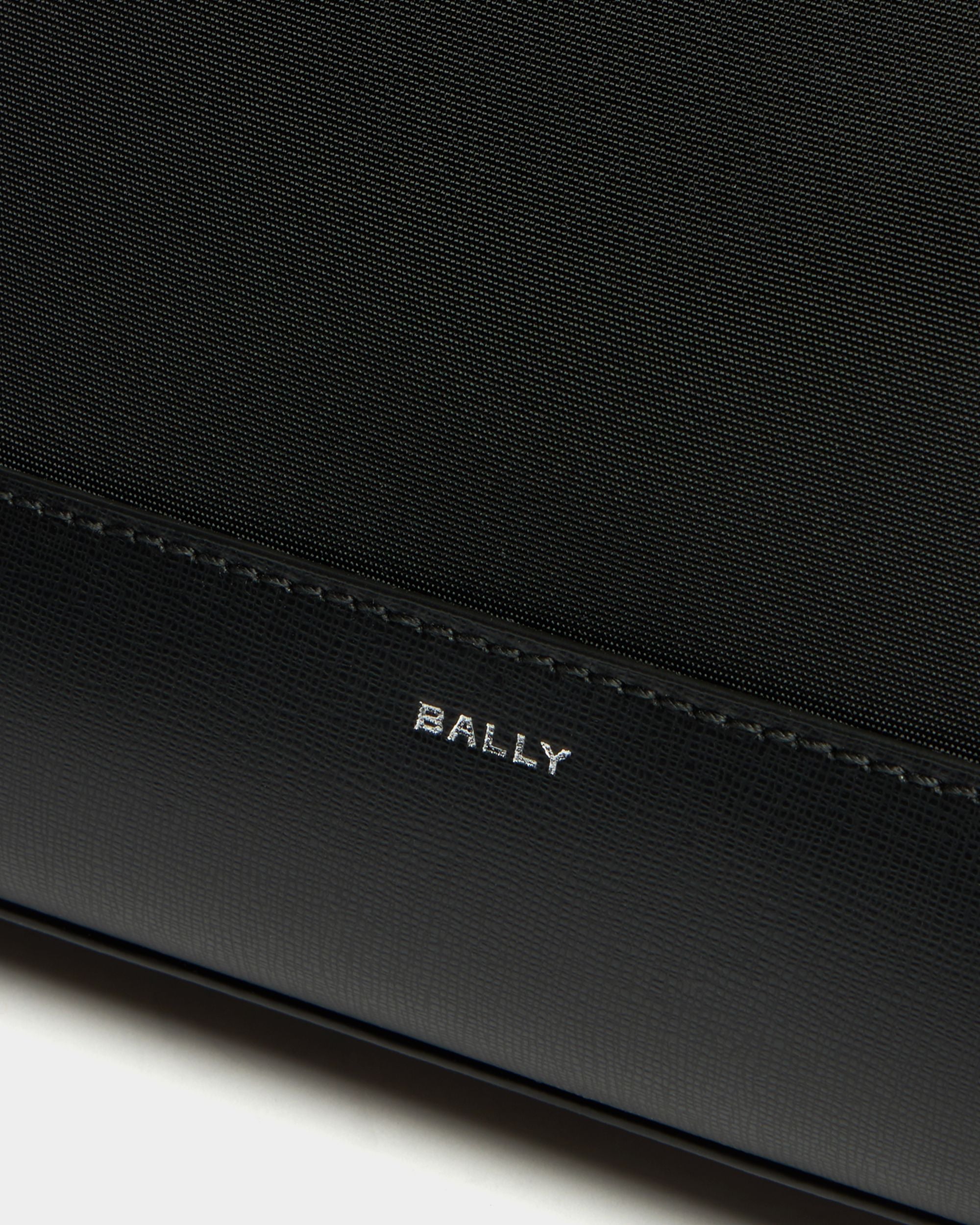 Bally Global - Vogel Clutch aus Nylon und recyceltem Leder in Schwarz - Black