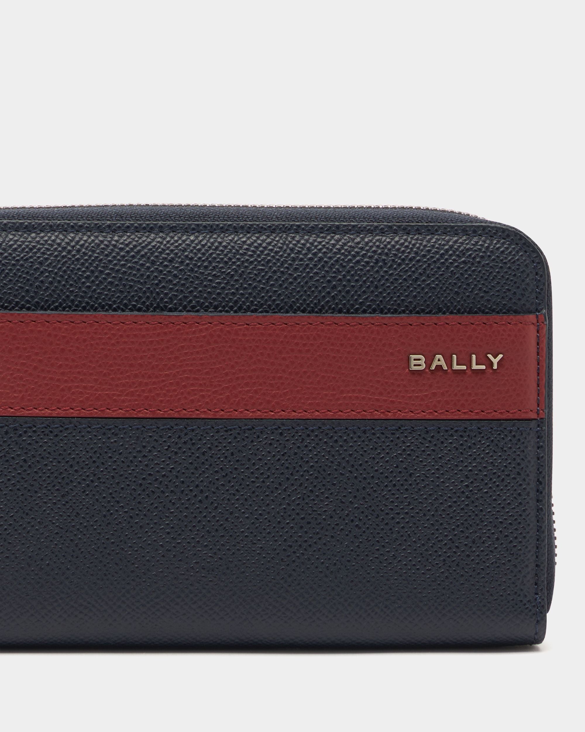 Bally Global - Bally Essential Geldbörse mit umlaufendem Reißverschluss aus genarbtem Leder in Marineblau - Blue
