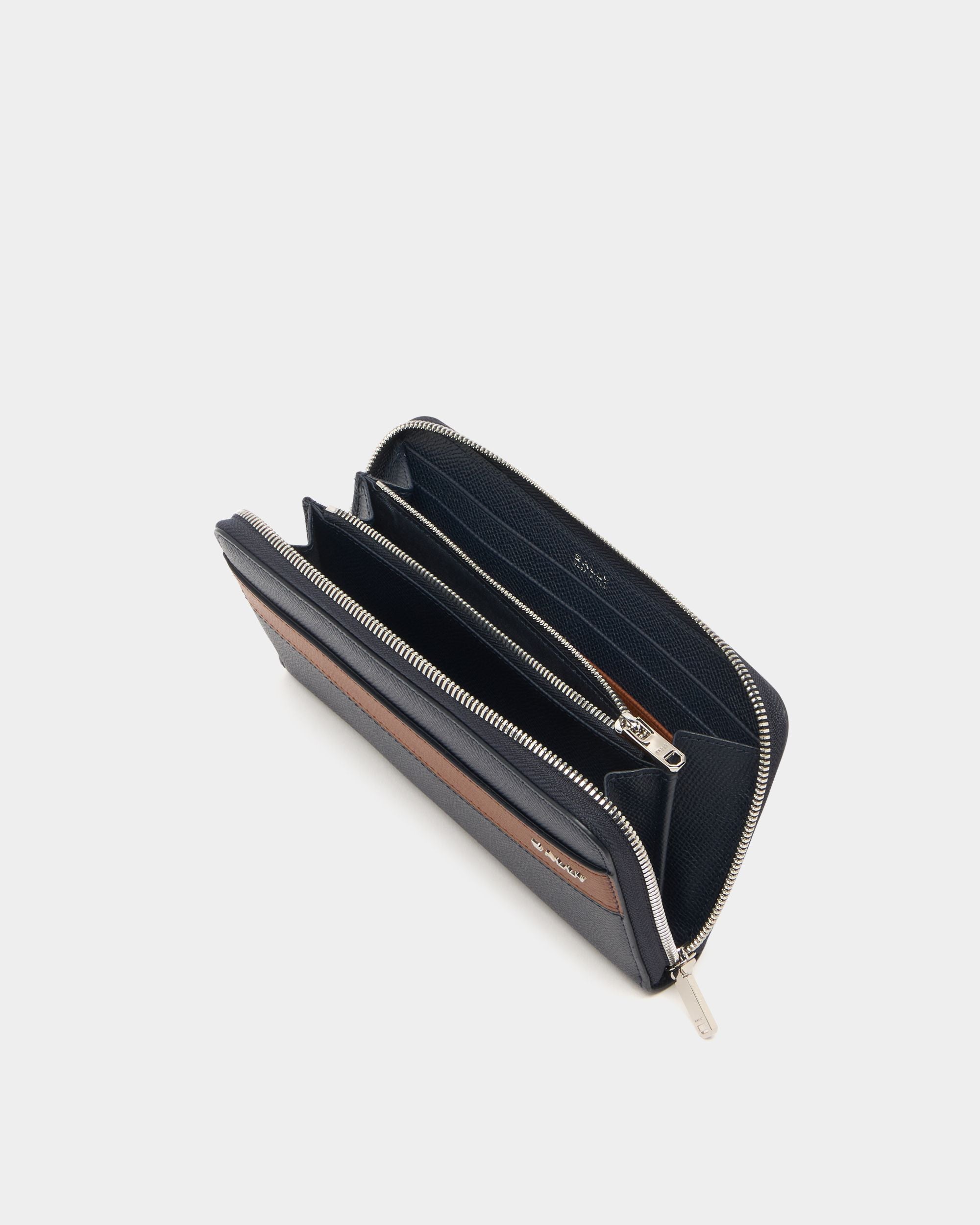 Bally Global - Bally Essential Geldbörse mit umlaufendem Reißverschluss aus genarbtem Leder in Marineblau - Blue