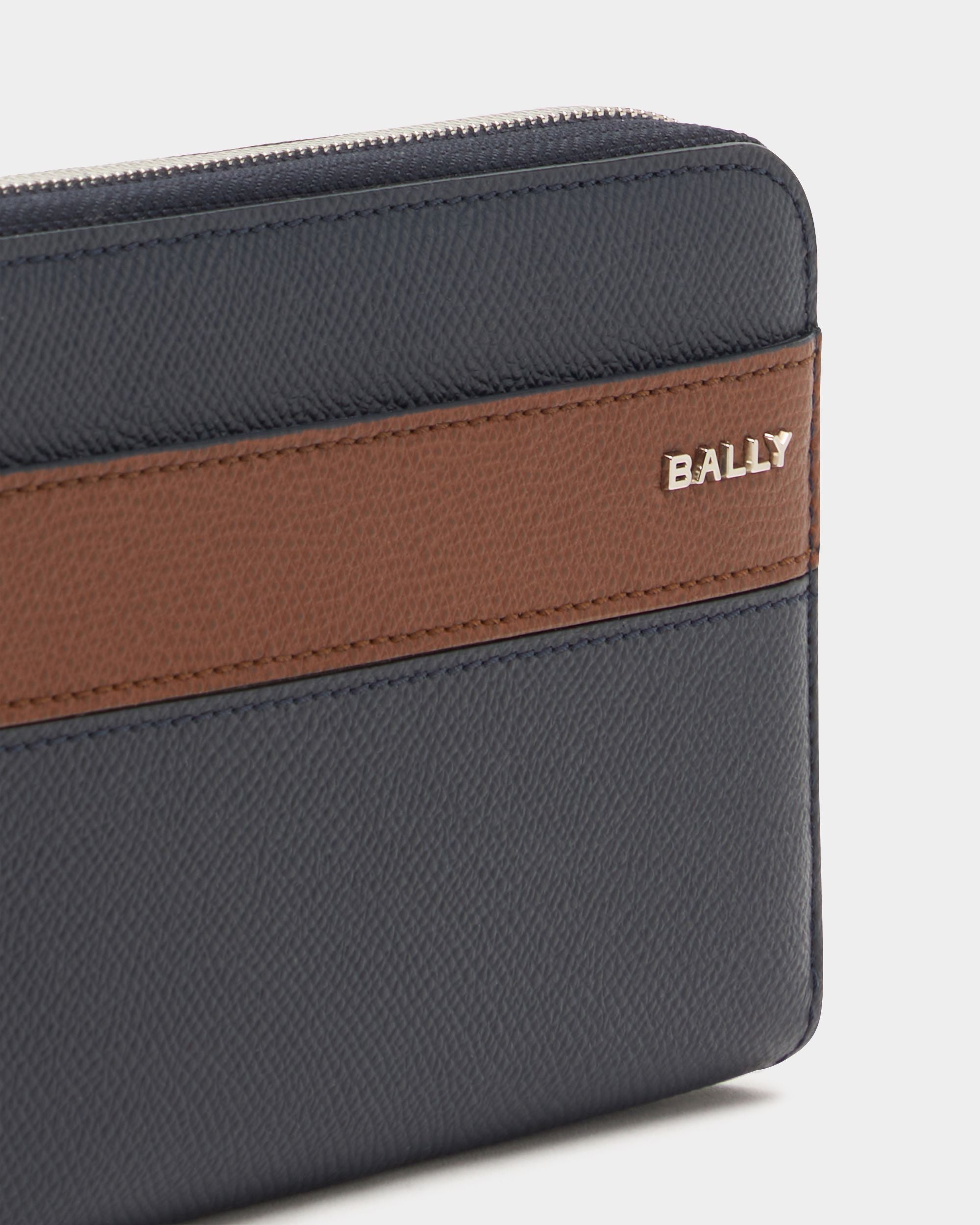 Bally Global - Bally Essential Geldbörse mit umlaufendem Reißverschluss aus genarbtem Leder in Marineblau - Blue