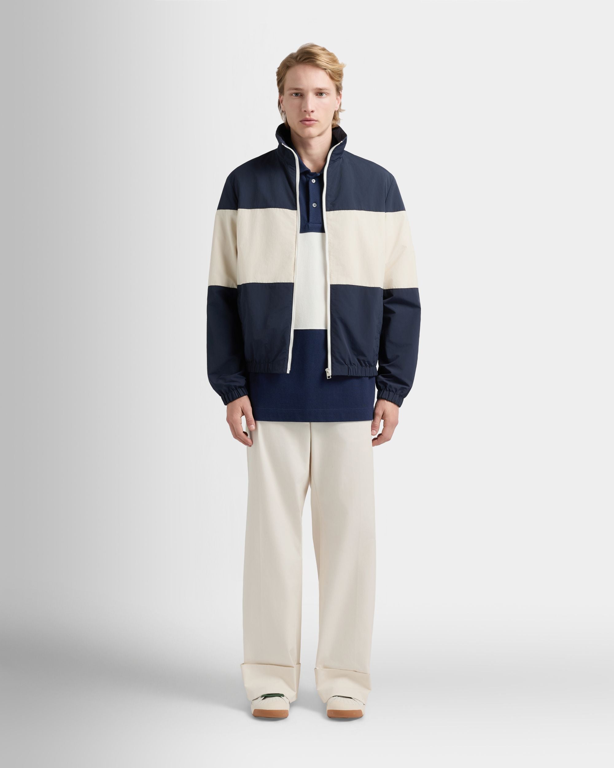 Bally Global - Bomberjacke aus Nylon in Marineblau und Weiß mit Maxi-Bally-Ribbon - Multicolor