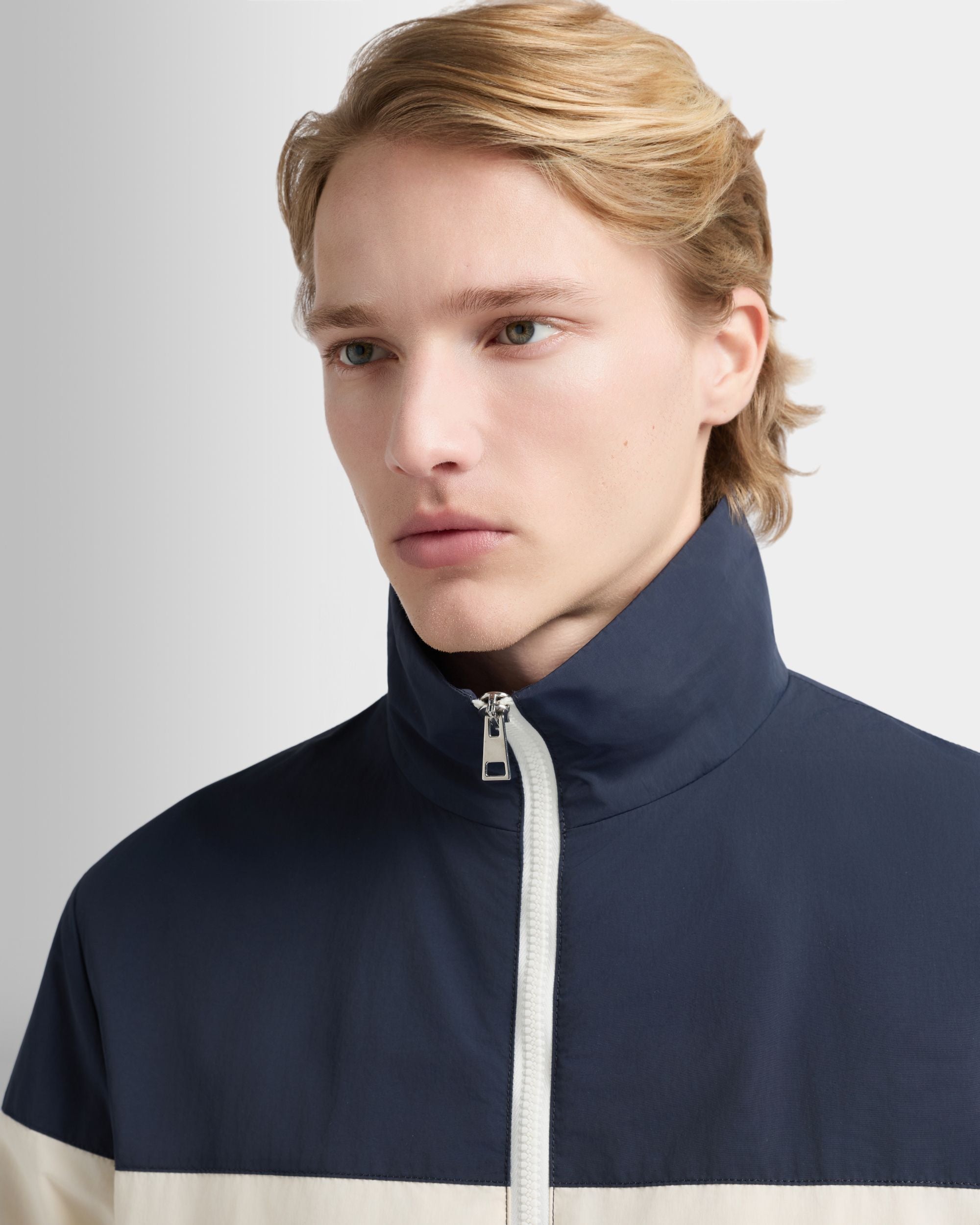 Bally Global - Bomberjacke aus Nylon in Marineblau und Weiß mit Maxi-Bally-Ribbon - Multicolor