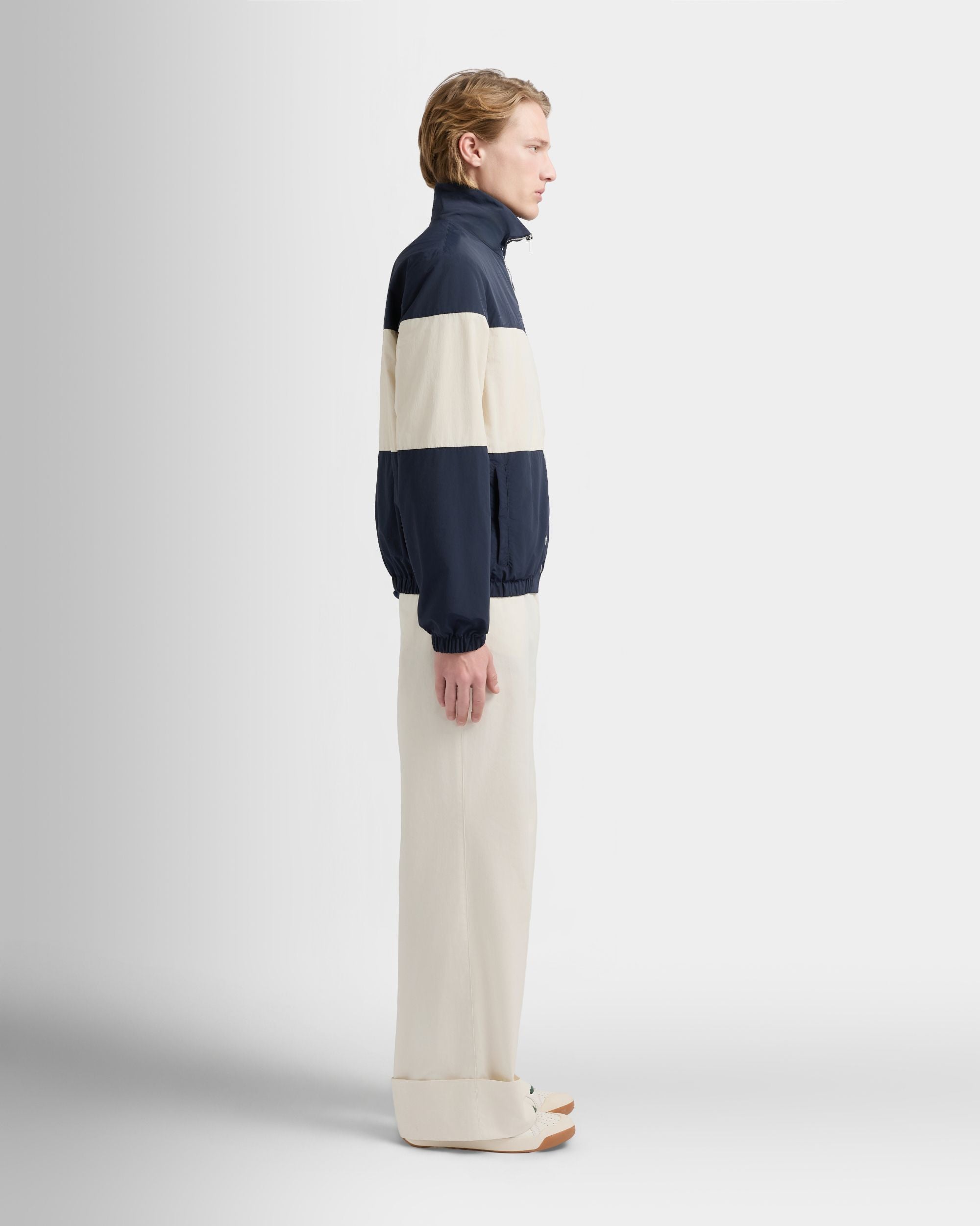 Bally Global - Bomberjacke aus Nylon in Marineblau und Weiß mit Maxi-Bally-Ribbon - Multicolor