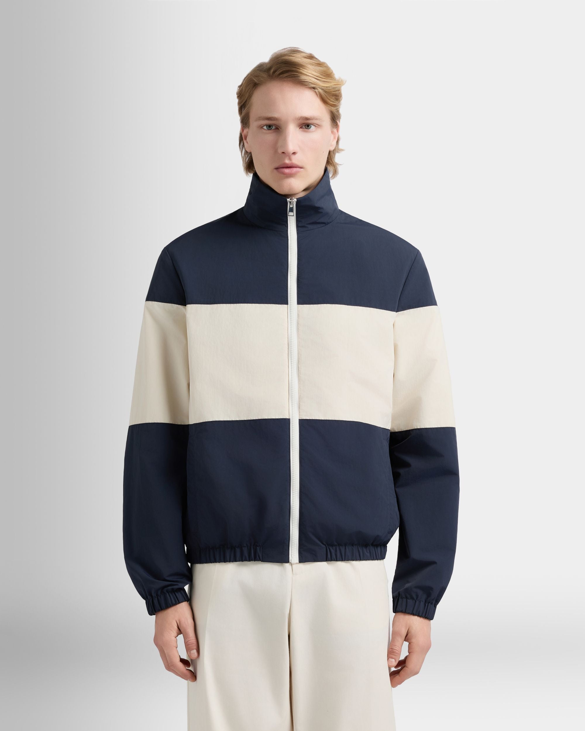 Bally Global - Bomberjacke aus Nylon in Marineblau und Weiß mit Maxi-Bally-Ribbon - Multicolor