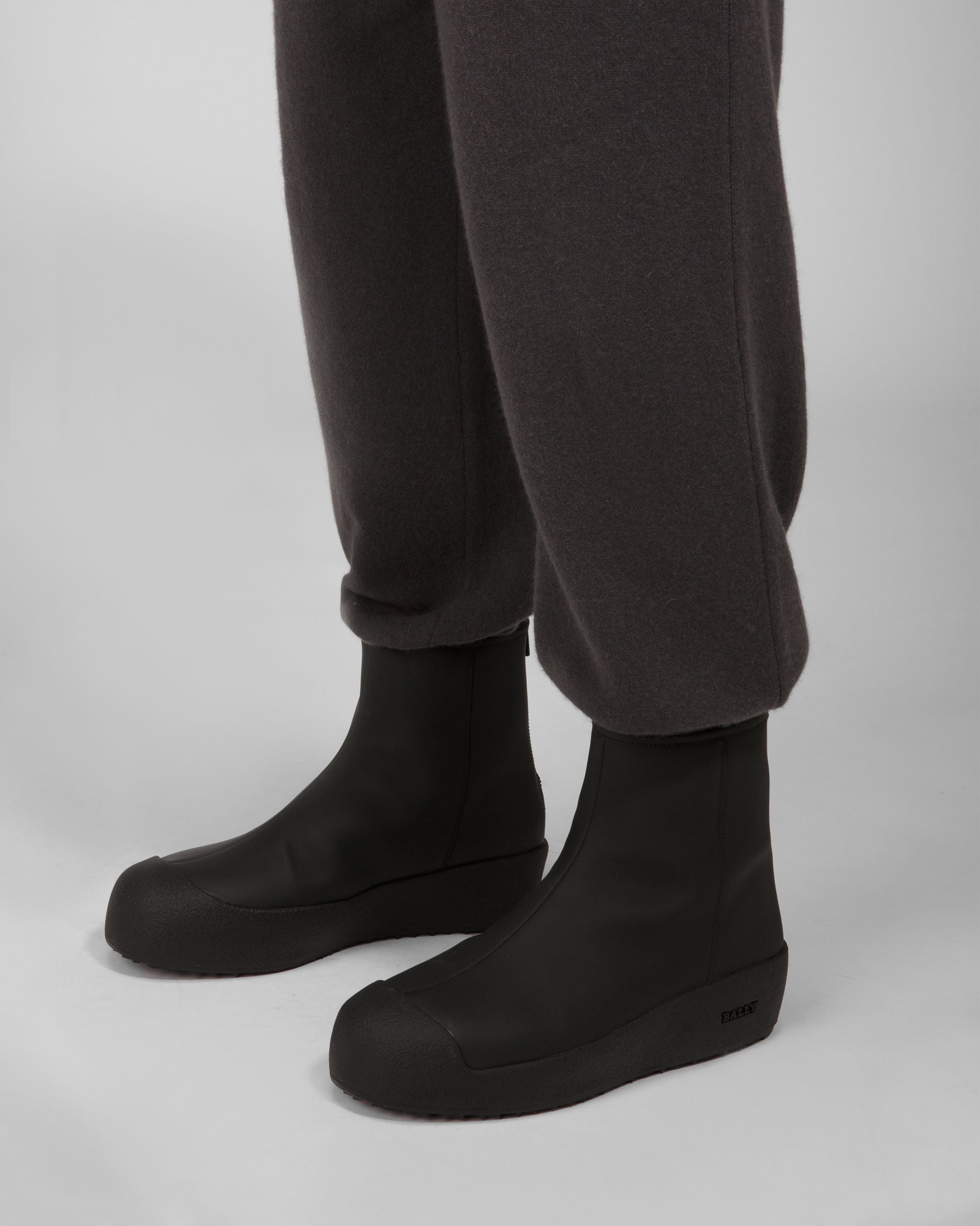 Bally Global - Botín De La Colección Curling De Piel Engomada Negra - Negro