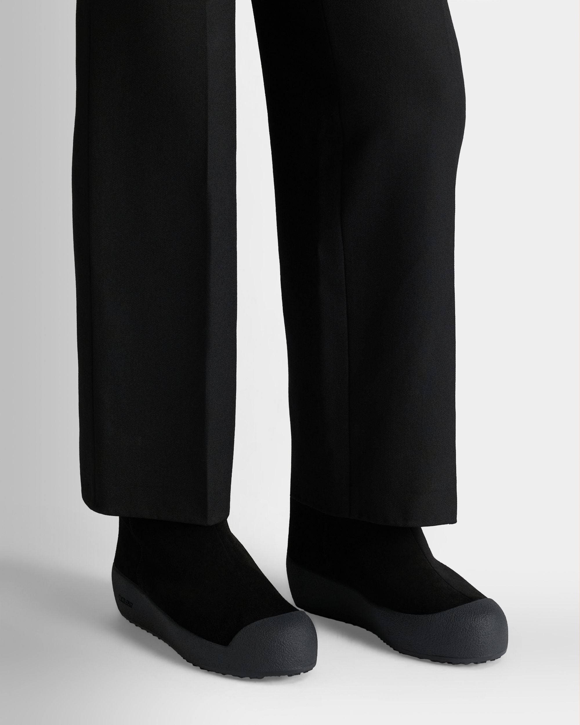 Bally Global - Bally Curling Stiefelette Aus Veloursleder In Schwarz - Schwarz