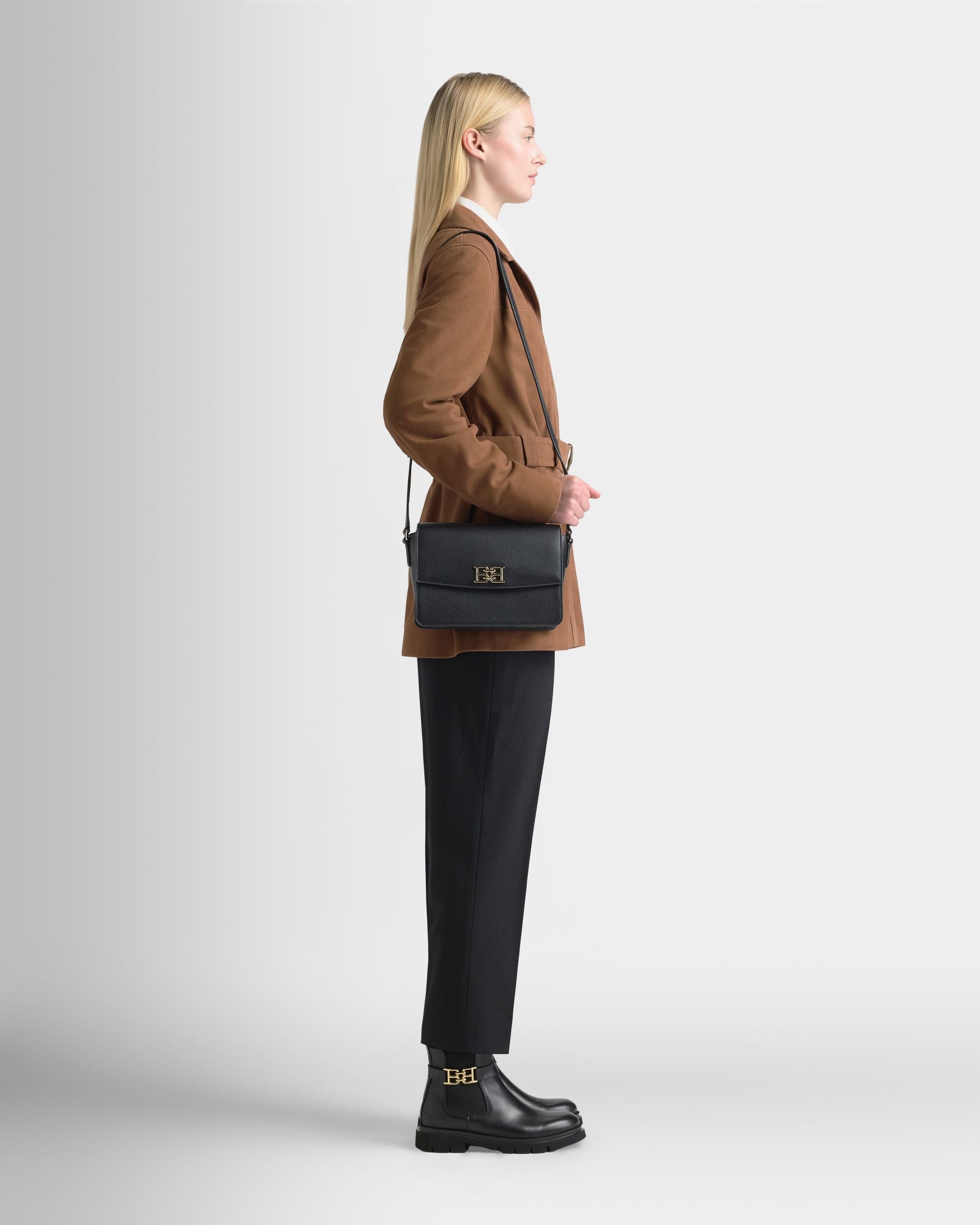 Bally Global - Umhängetasche aus genarbtem Leder in Schwarz - Black