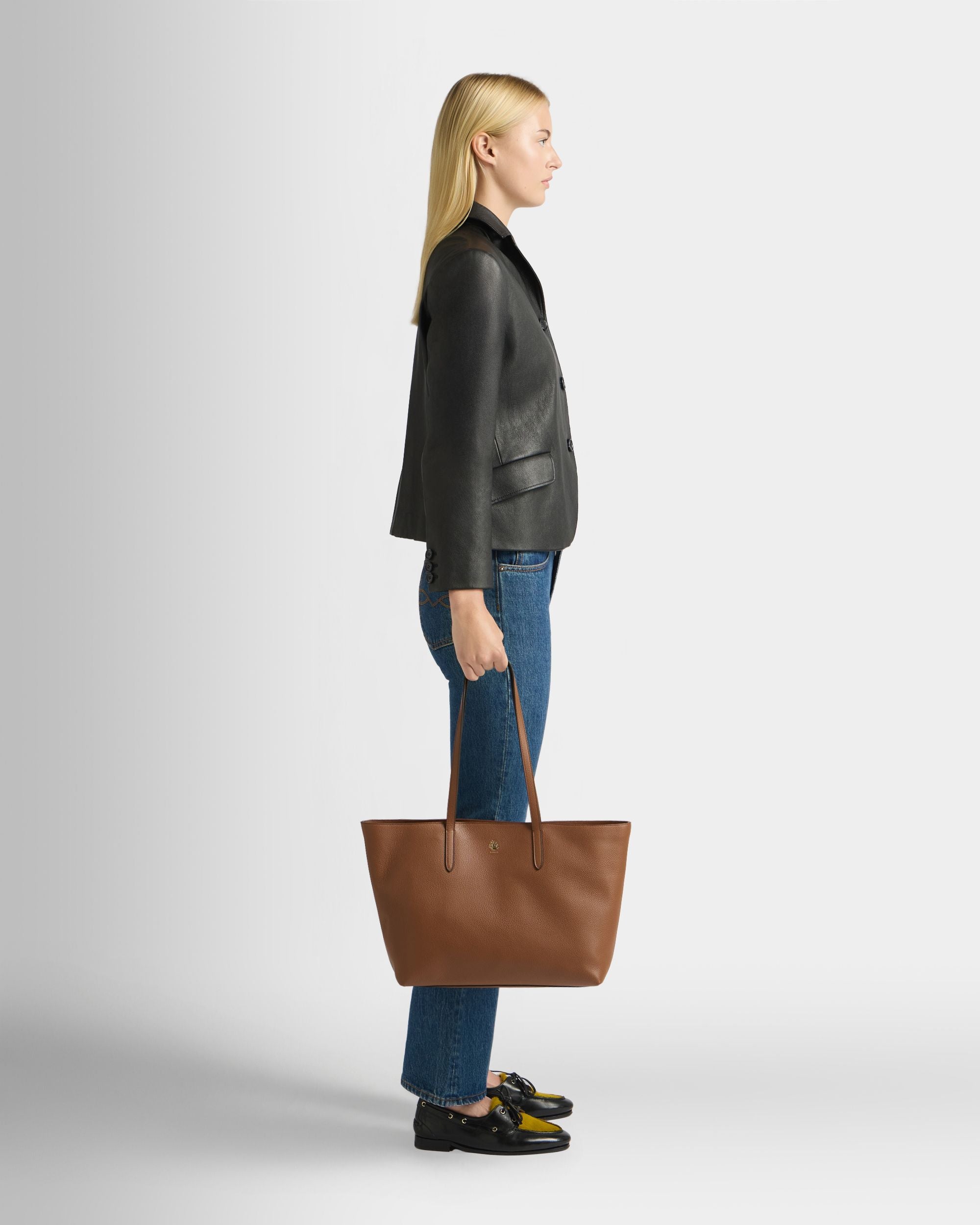 Bally Global - Hera Tote Bag in Brown Grained Leather - Brown
