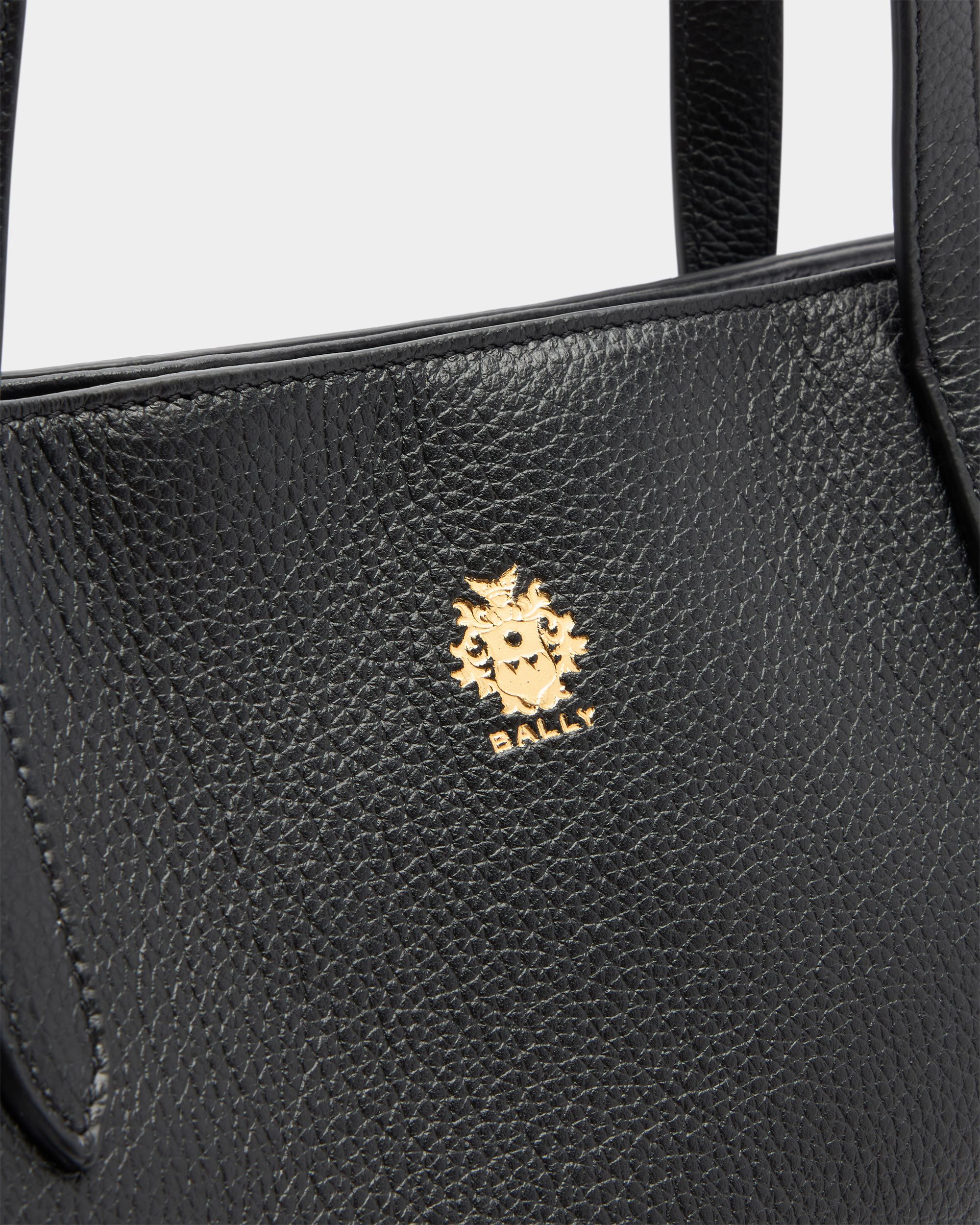 Bally Global - Tote Hera aus genarbtem Leder in Schwarz - Black