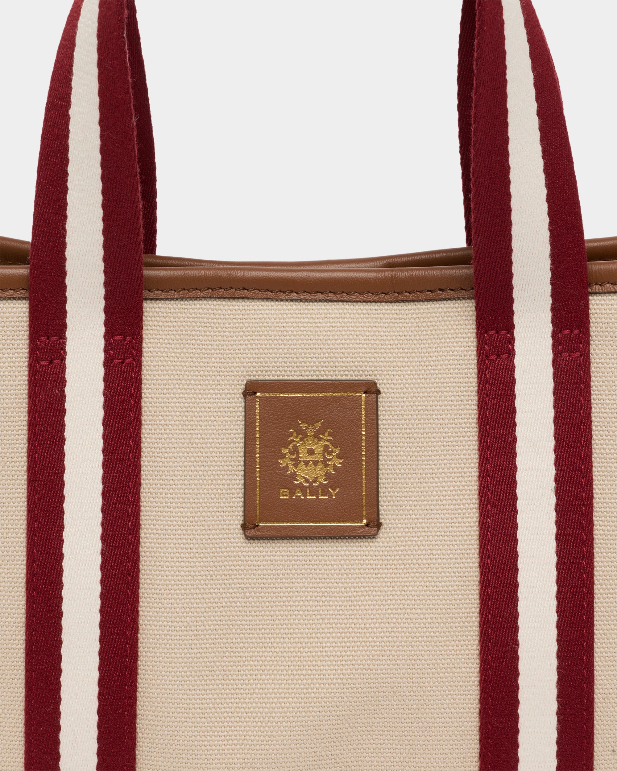 Bally Global - Edelbliss Tote Bag aus Canvas in Ivory mit Bally-Ribbon-Detail - White
