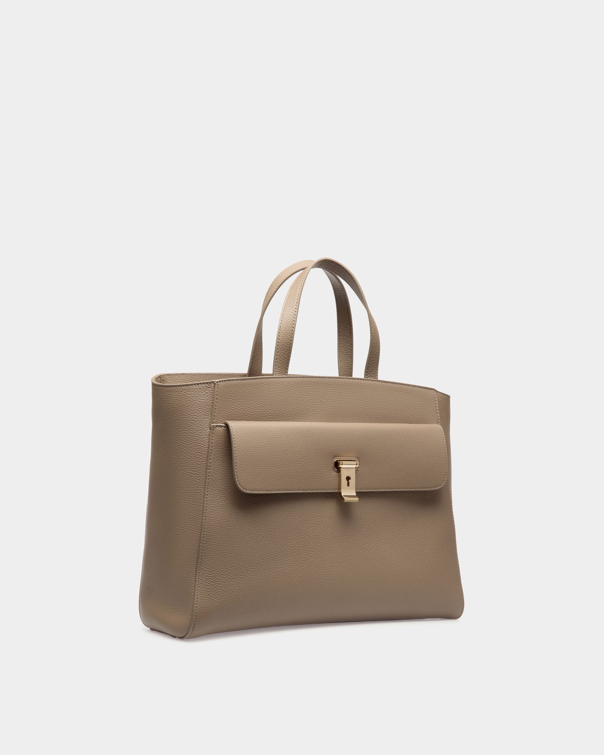 Bally Global - Lock Me Tote Bag In Taupe Grained Leather - Marrón