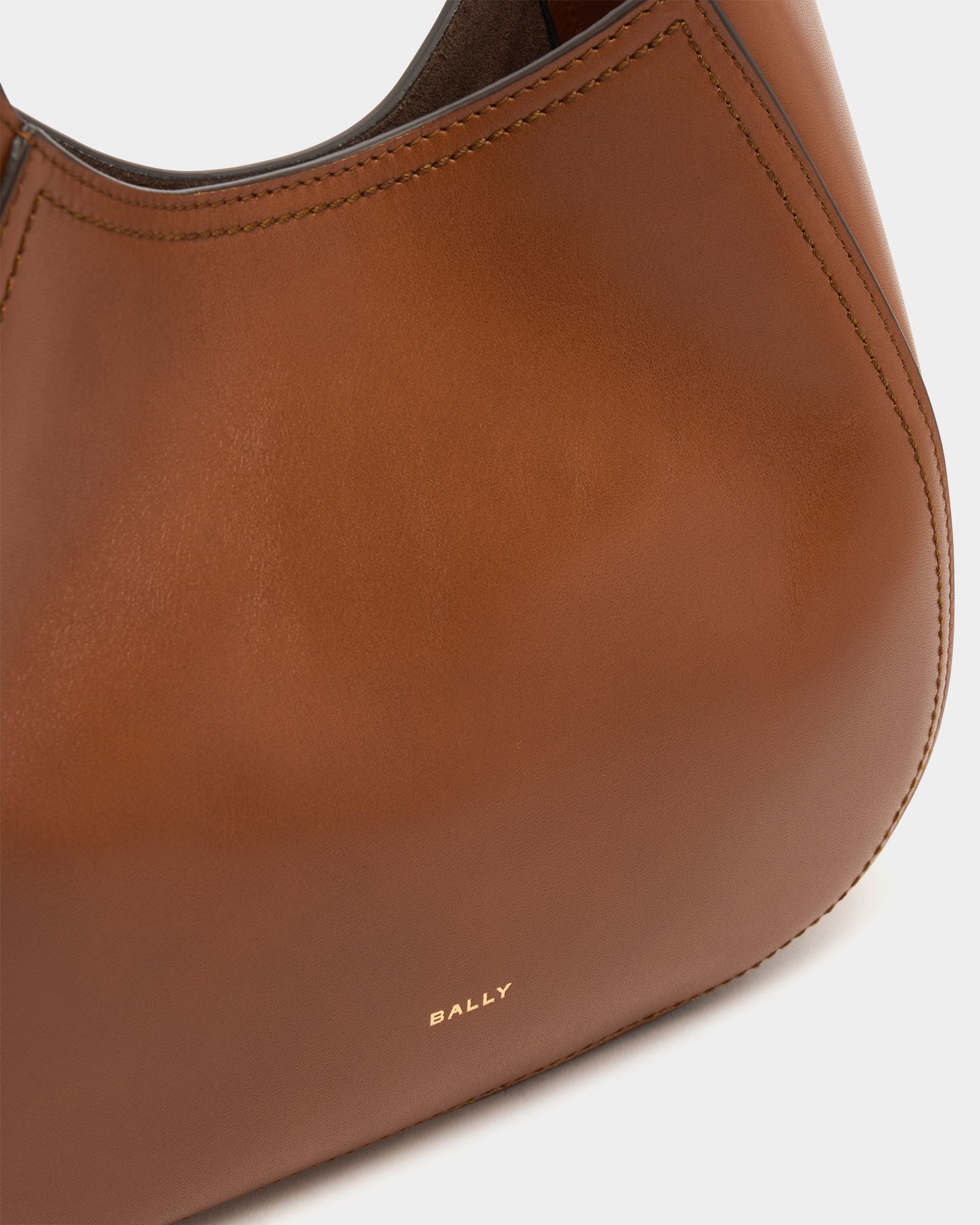 Bally Global - Kleine Hobo-Tasche Althea aus Leder in Amber Brown - Braun