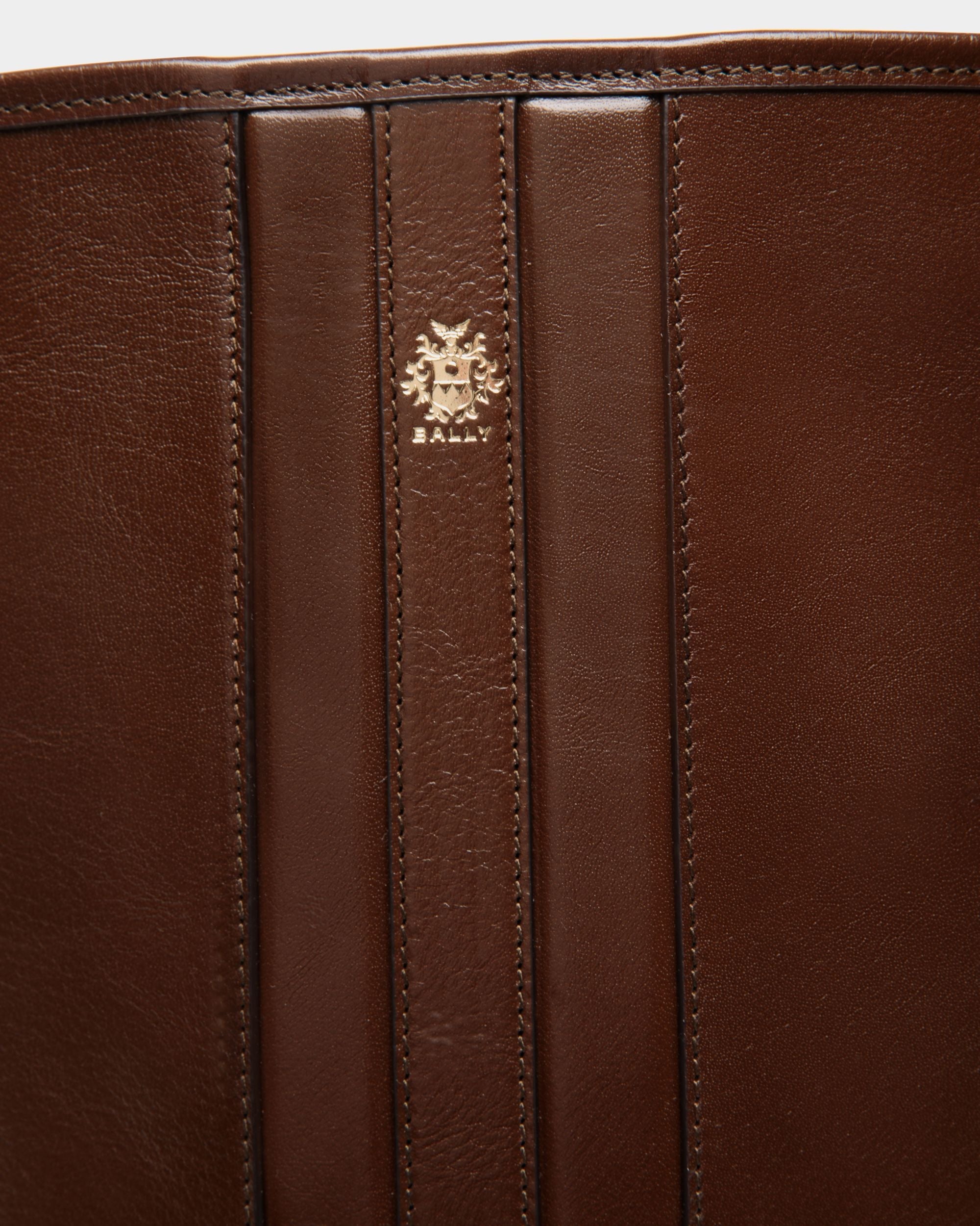Bally Global - Signature Beuteltasche Aus Leder In Marron Glacé - Braun