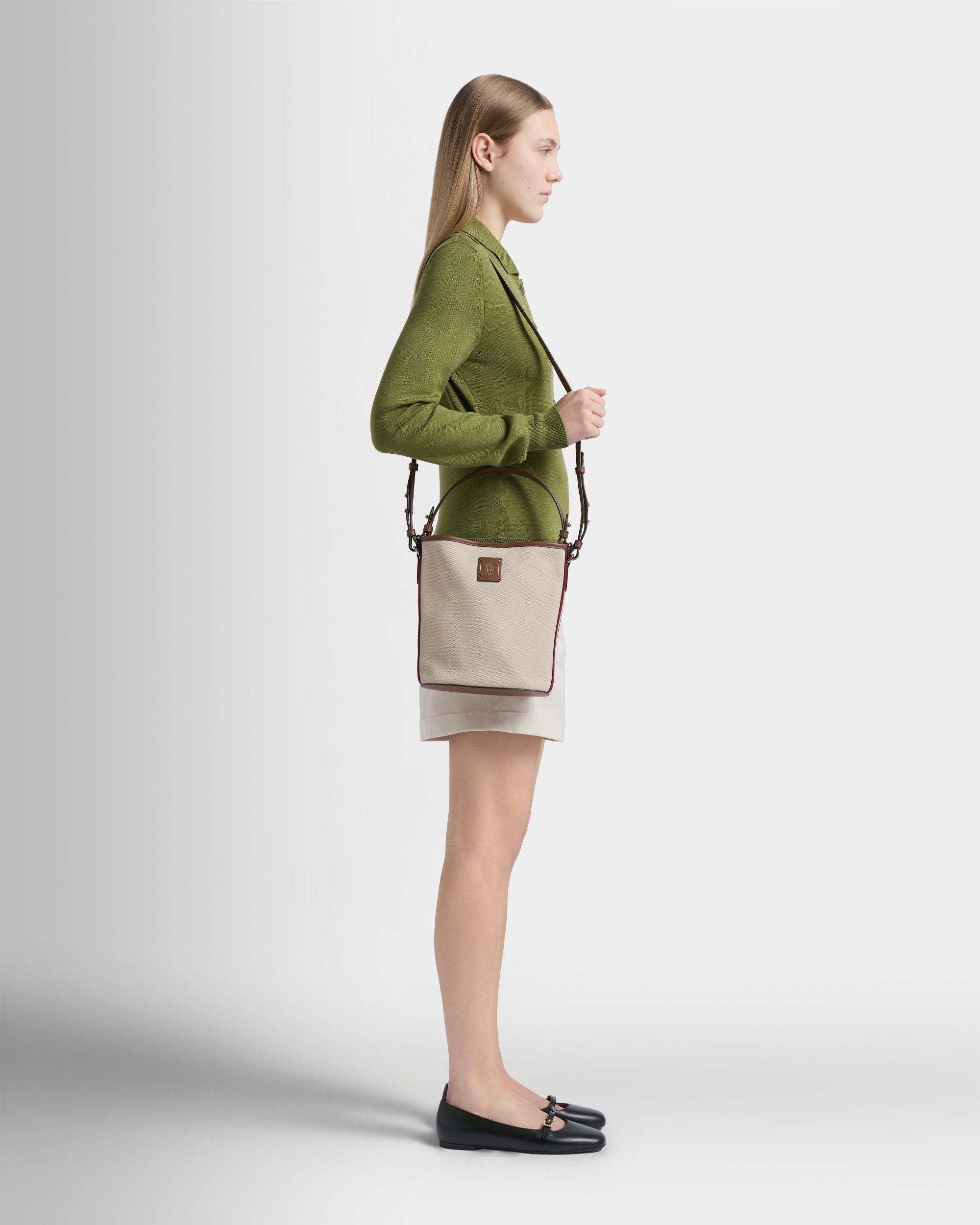 Bally Global - Beuteltasche Edelbliss aus naturfarbenem Canvas mit Bally-Ribbon-Detail - White