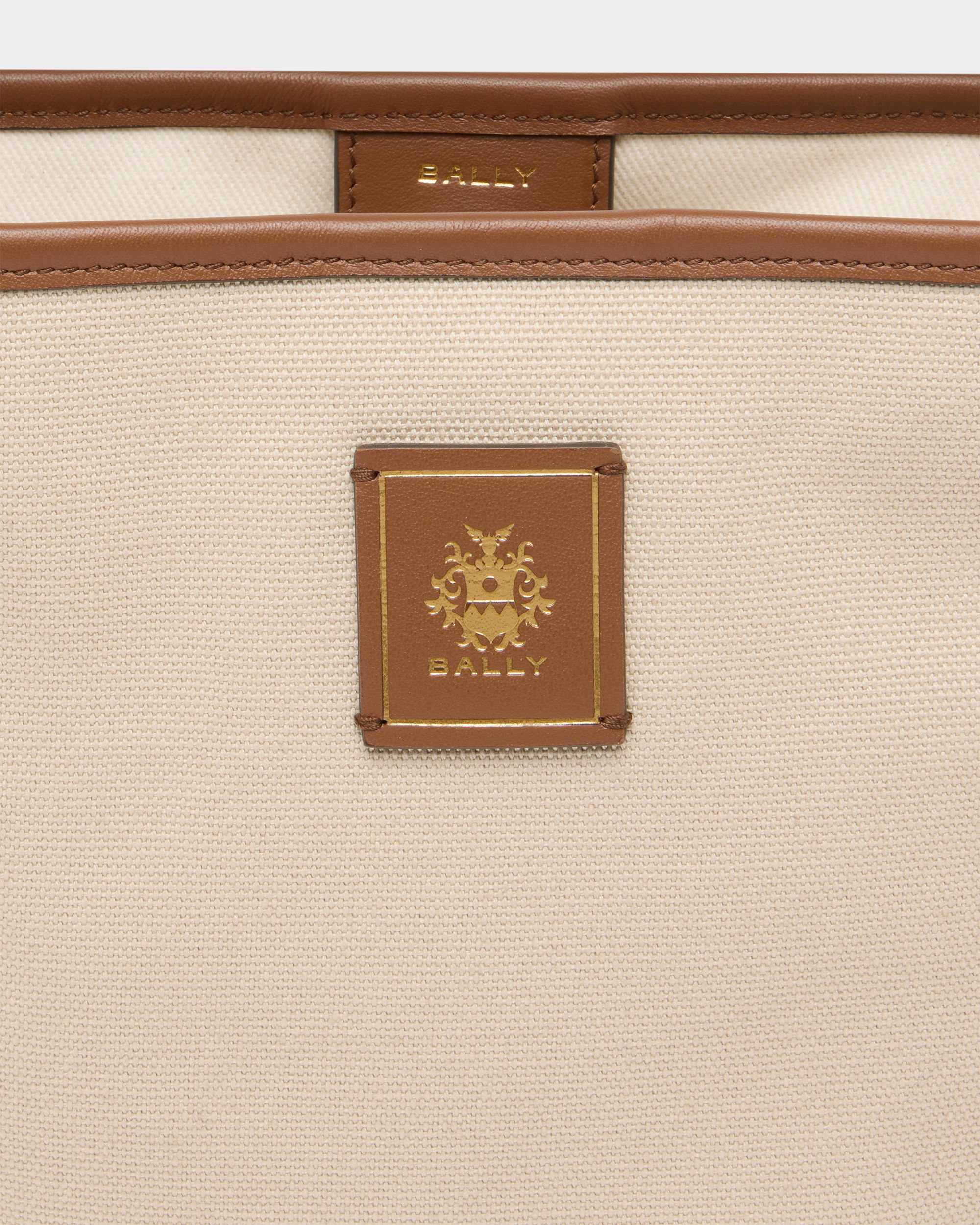 Bally Global - Beuteltasche Edelbliss aus naturfarbenem Canvas mit Bally-Ribbon-Detail - White