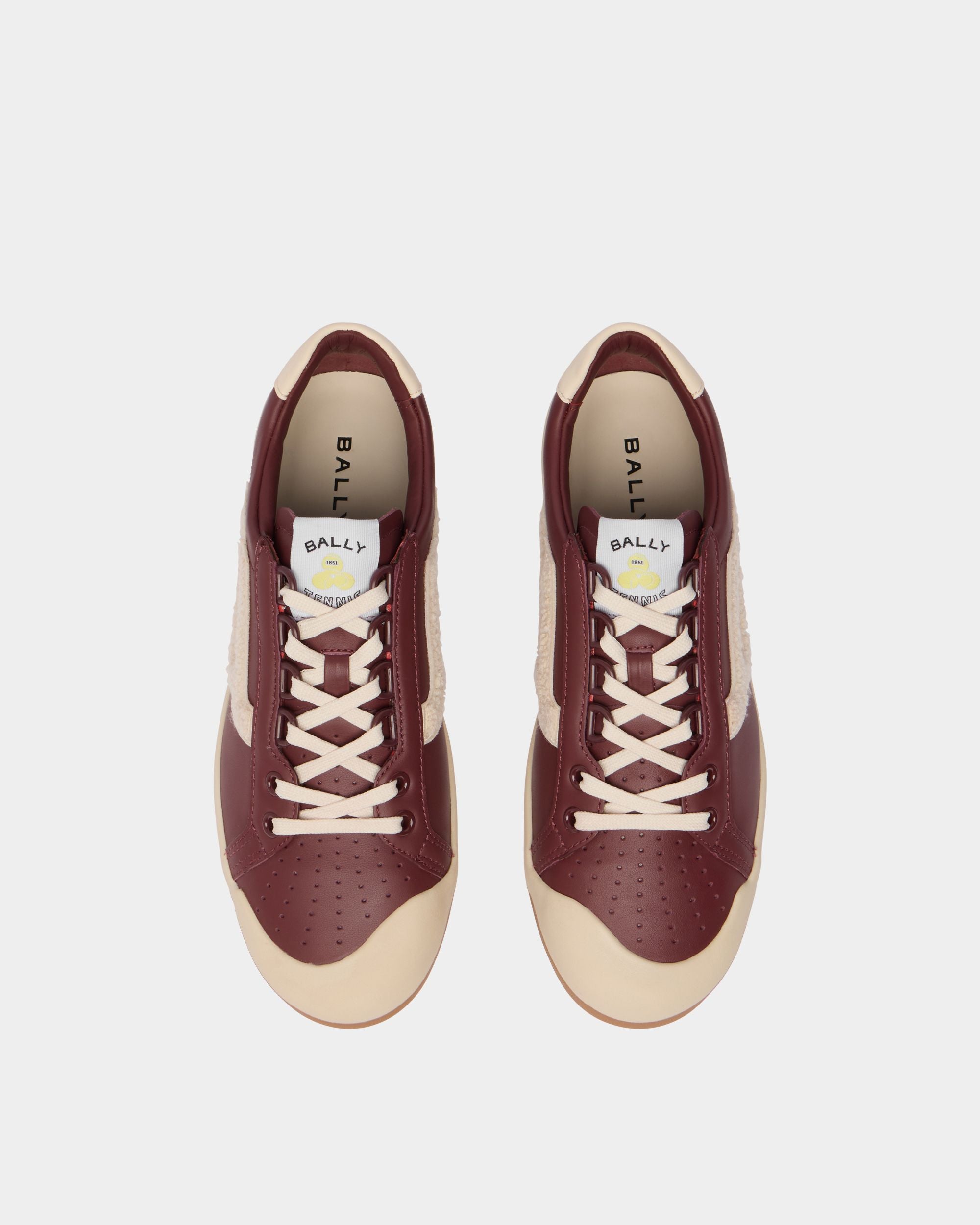 Bally Global - Sneaker aus Leder in Heritage Red und Elfenbein aus der Tennis Kollektion - Burgundy
