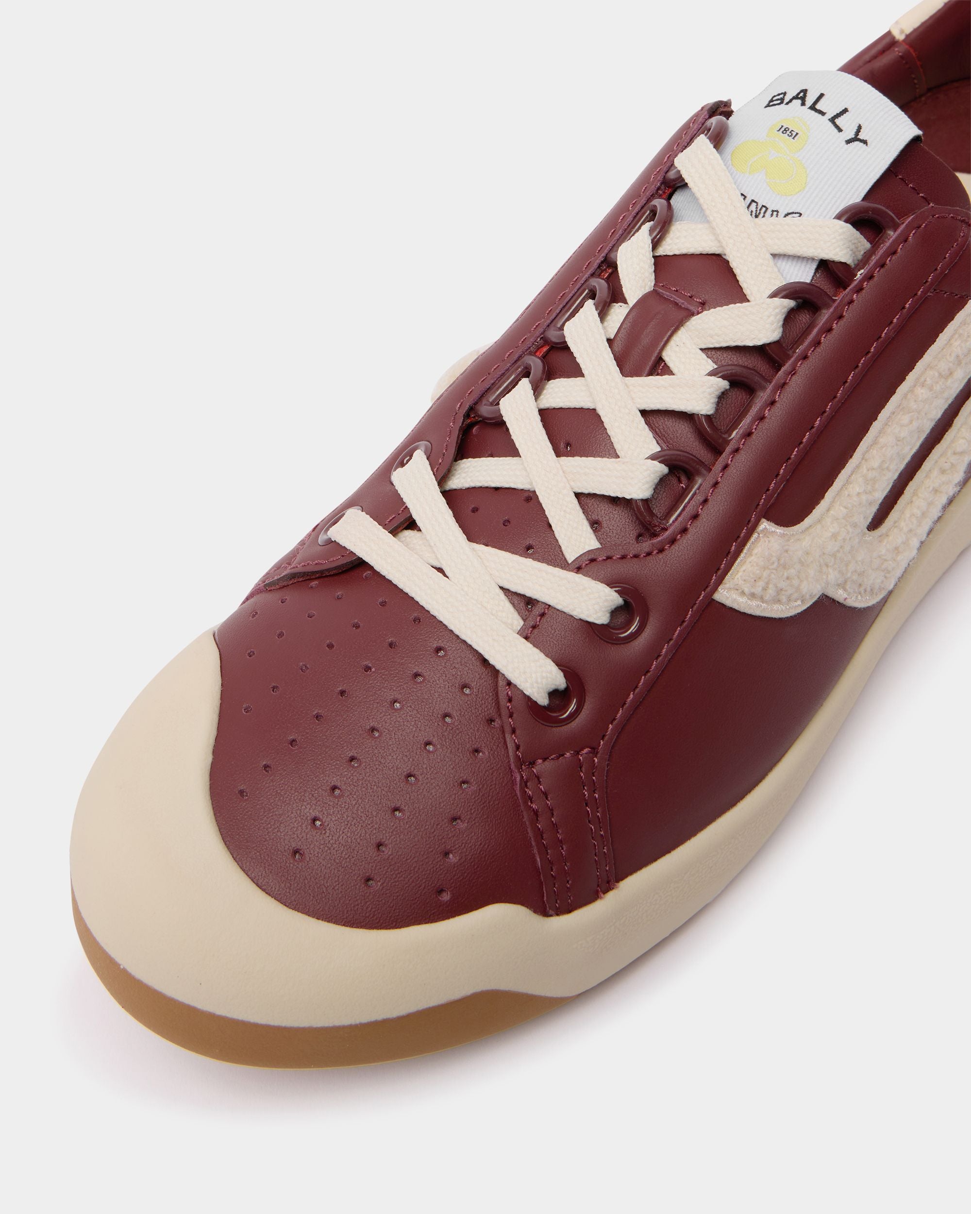 Bally Global - Sneaker aus Leder in Heritage Red und Elfenbein aus der Tennis Kollektion - Burgundy
