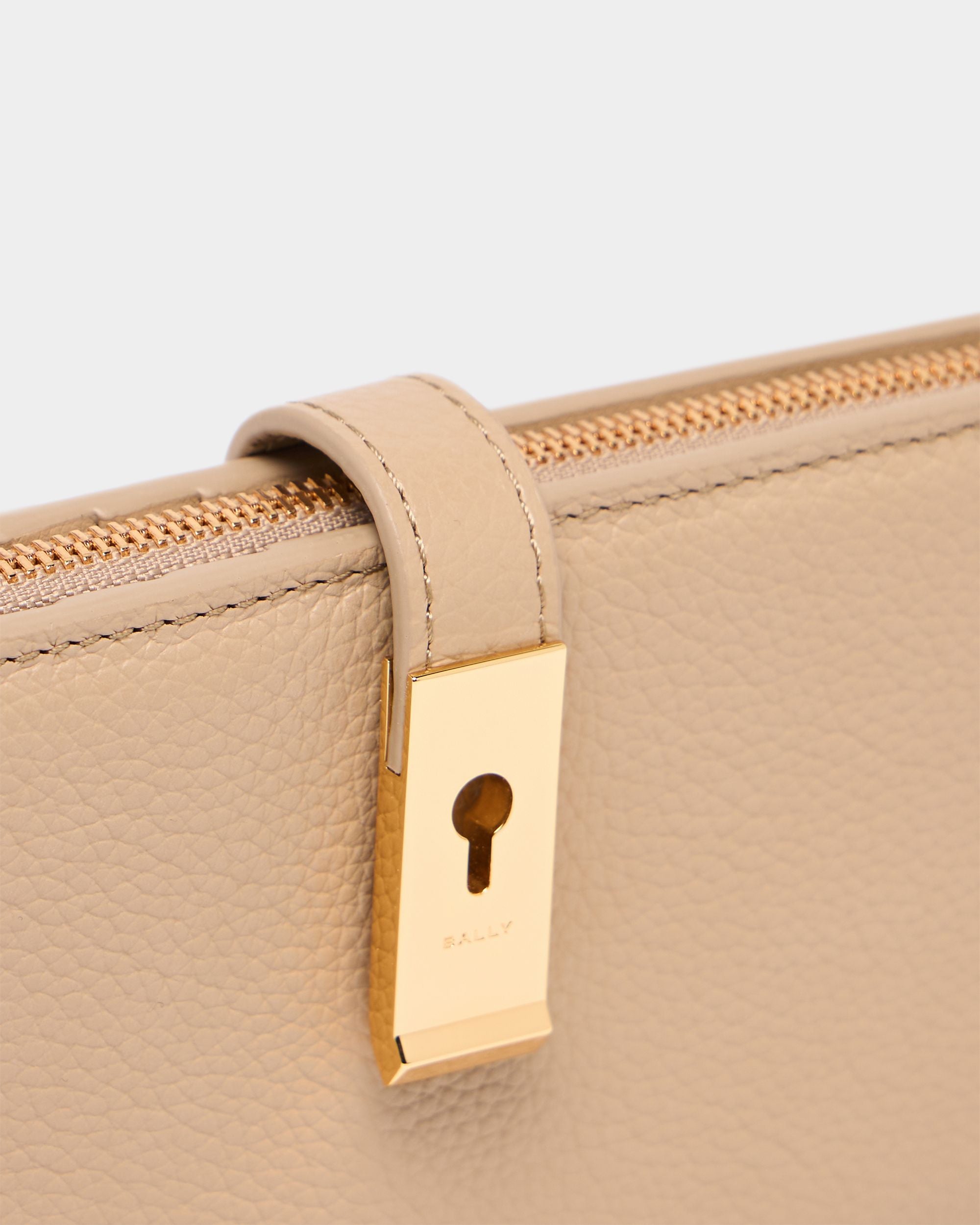 Bally Global - Lock Me lange Geldbörse aus genarbtem Leder in Light Beige - Beige