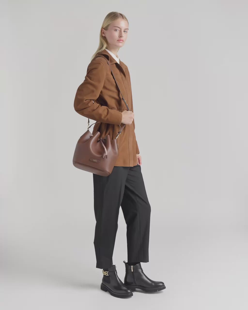 Bally Global - Bucket Bag in Brown Grained Leather - Brown