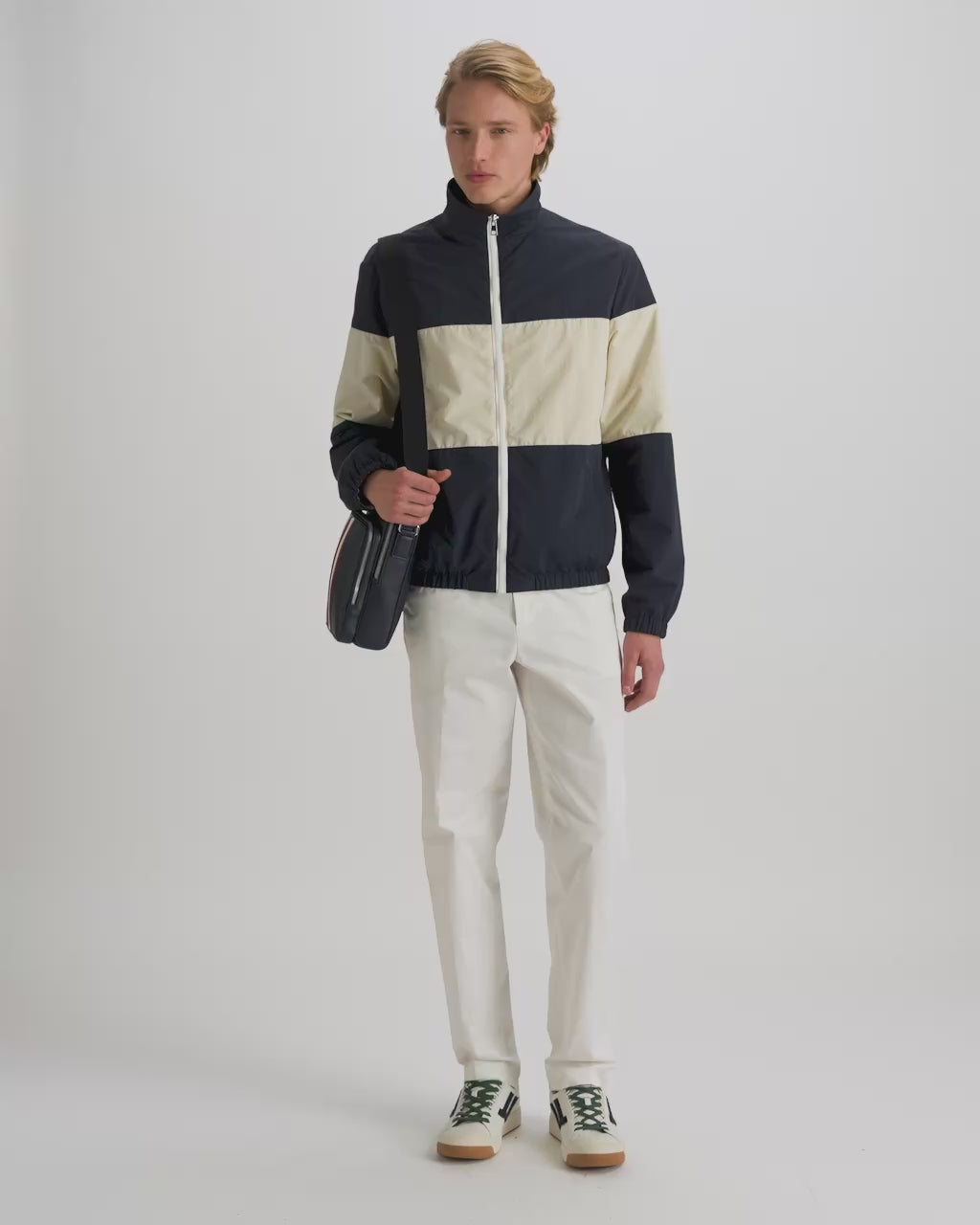 Bally Global - Umhängetasche Mythos aus recyceltem Leder in Navy Blue - Blue