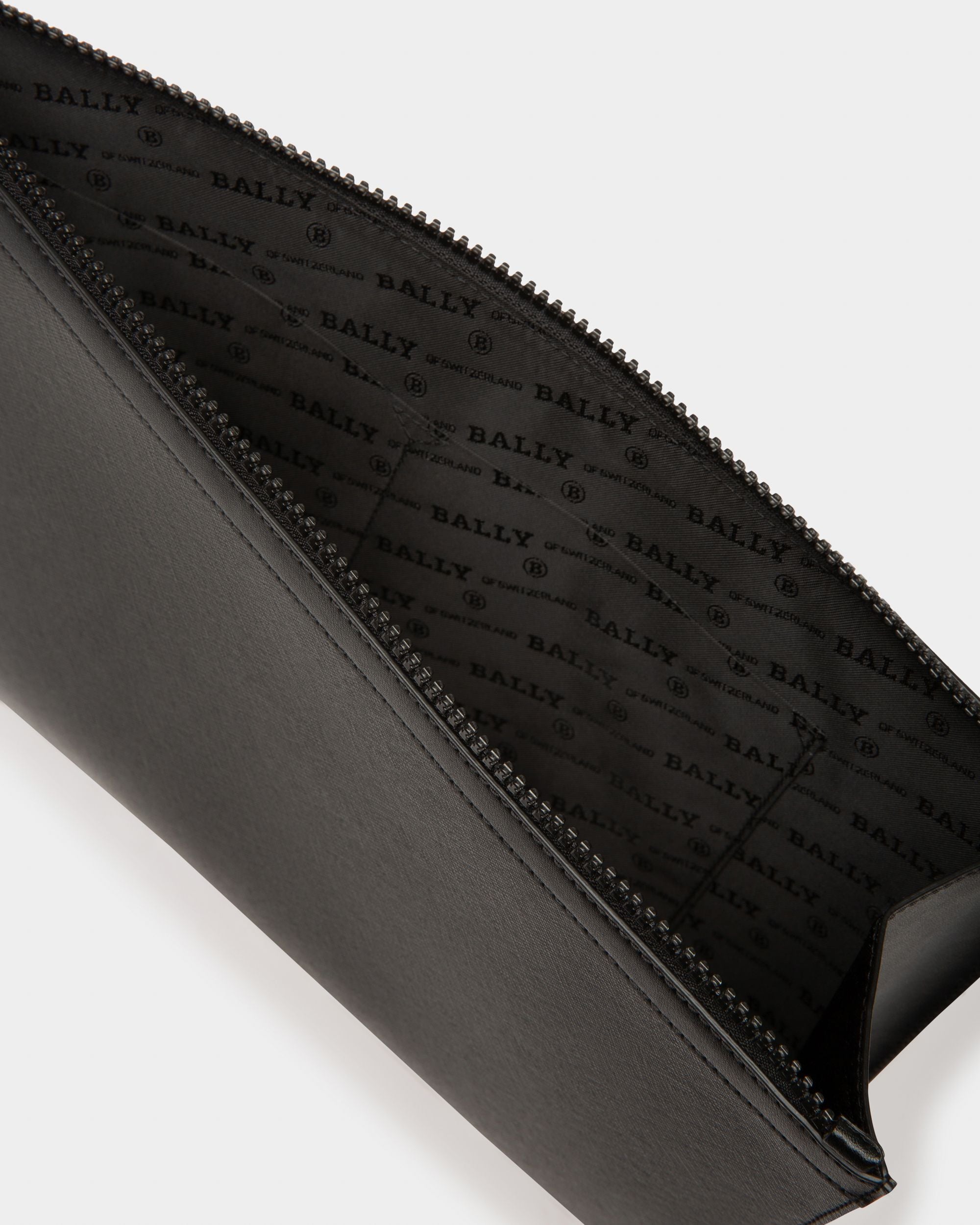 Bollis Large Pouch De Piel Reciclada En Negro - Hombre - Bally - 04