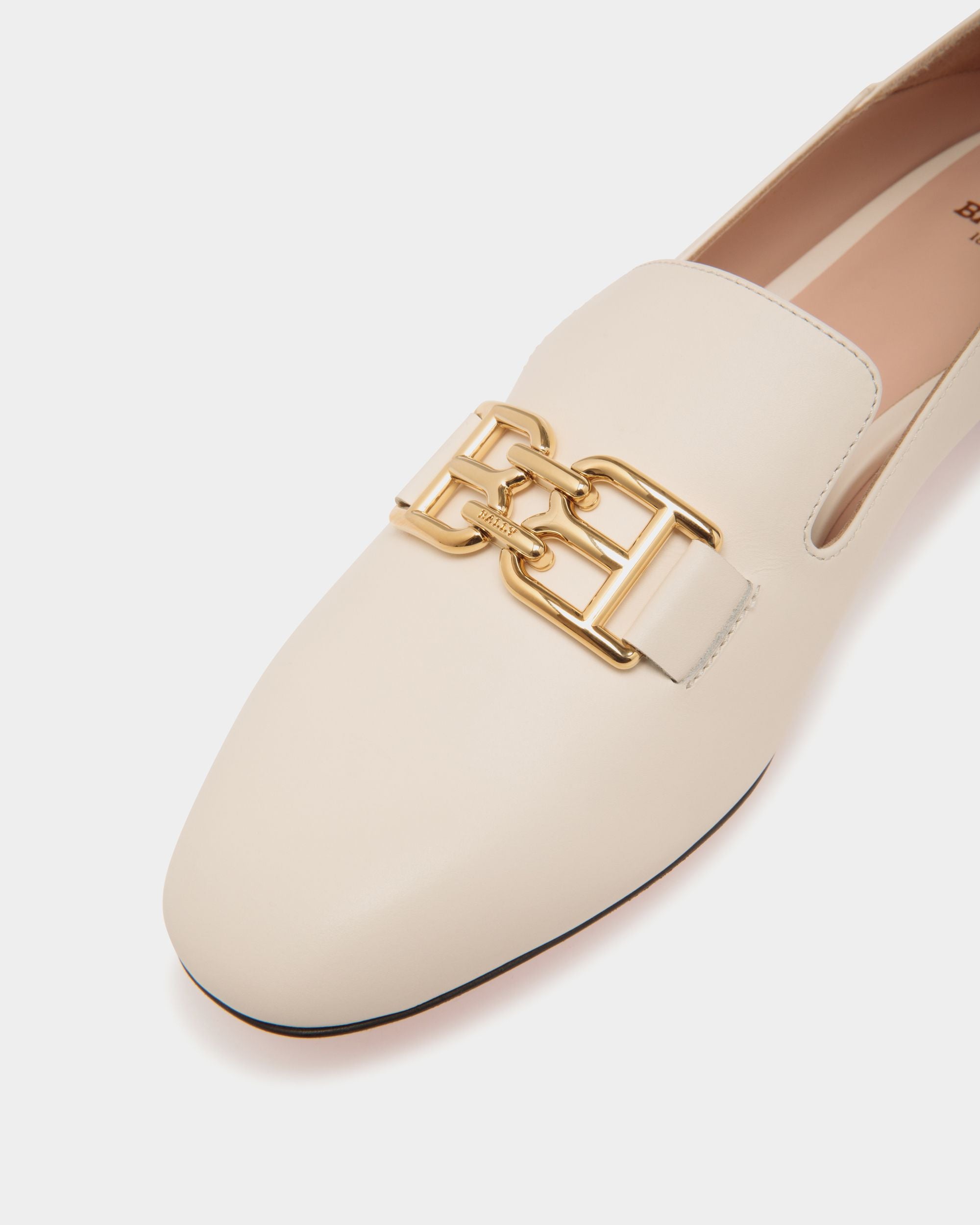 B Chain Flats In White Leather - Women's - Bally - 05
