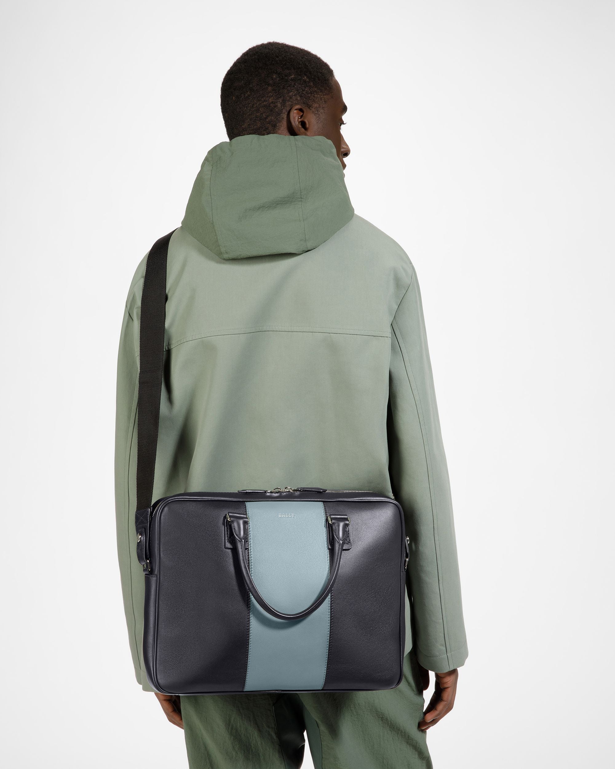 Hesines Bolso Ejecutivo De Piel En Azul Medianoche Y Azul Claro - Hombre - Bally - 02