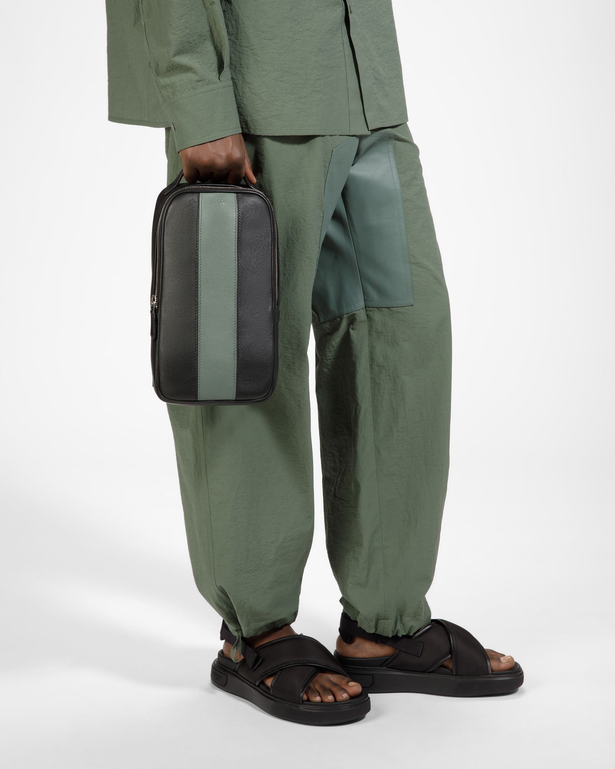 Halikho Bolso Cruzado A La Espalda De Piel En Negro Y Salvia - Hombre - Bally - 03