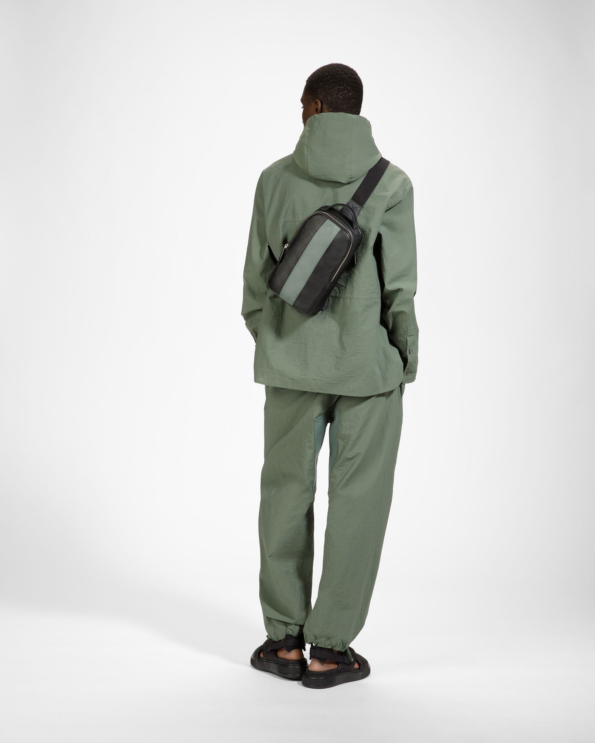 Halikho Bolso Cruzado A La Espalda De Piel En Negro Y Salvia - Hombre - Bally - 07