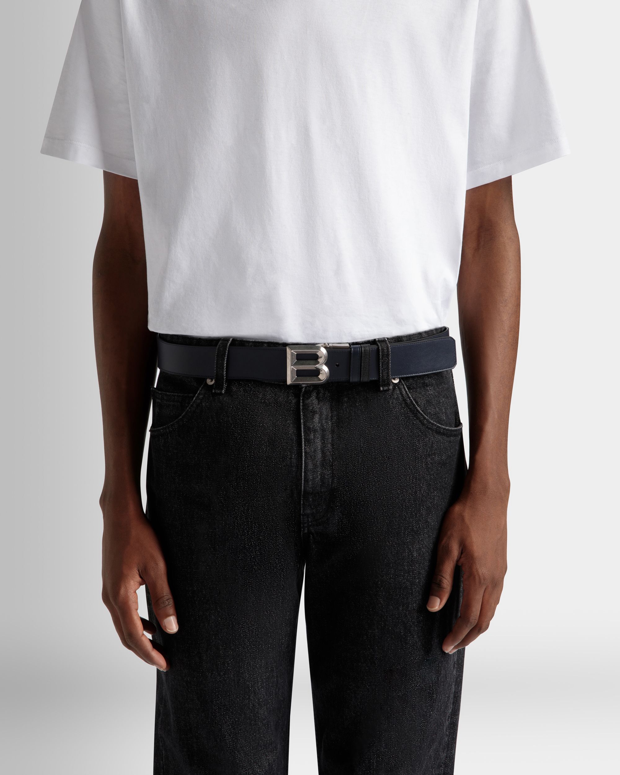 B Bold 35mm Reversible And Adjustable Belt In Navy Blue And Black Leather - Men's - Bally - 05