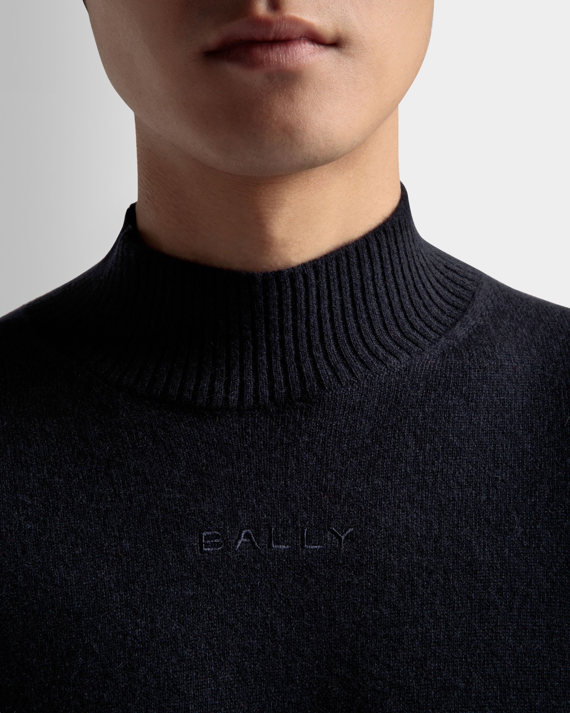 Jersey De Cachemira Con Cuello Alto En Azul Oscuro - Hombre - Bally - 04