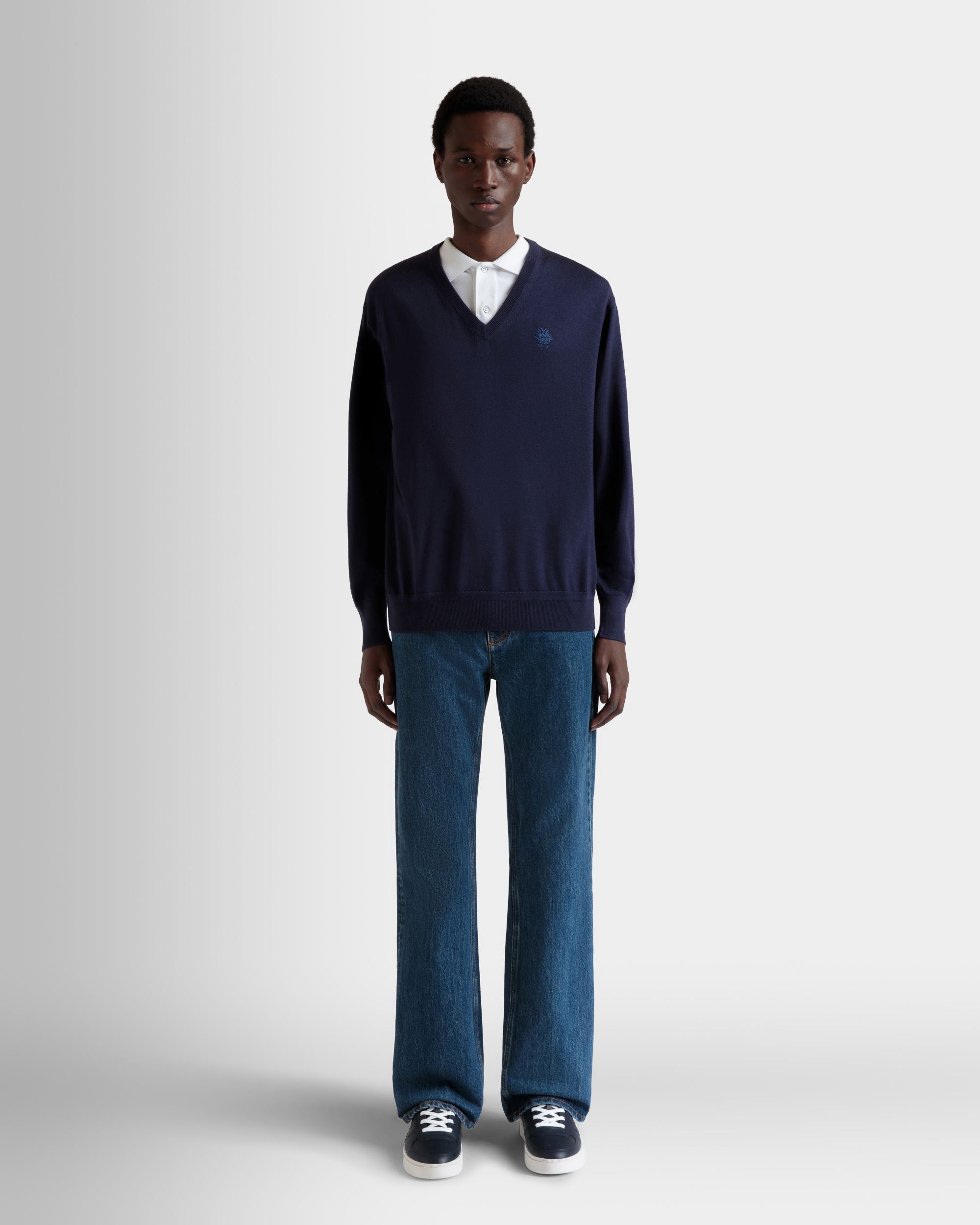 V-Neck Sweater With a Bally Crest in Navy Blue Wool-Cashmere - Hombre - Bally - 02