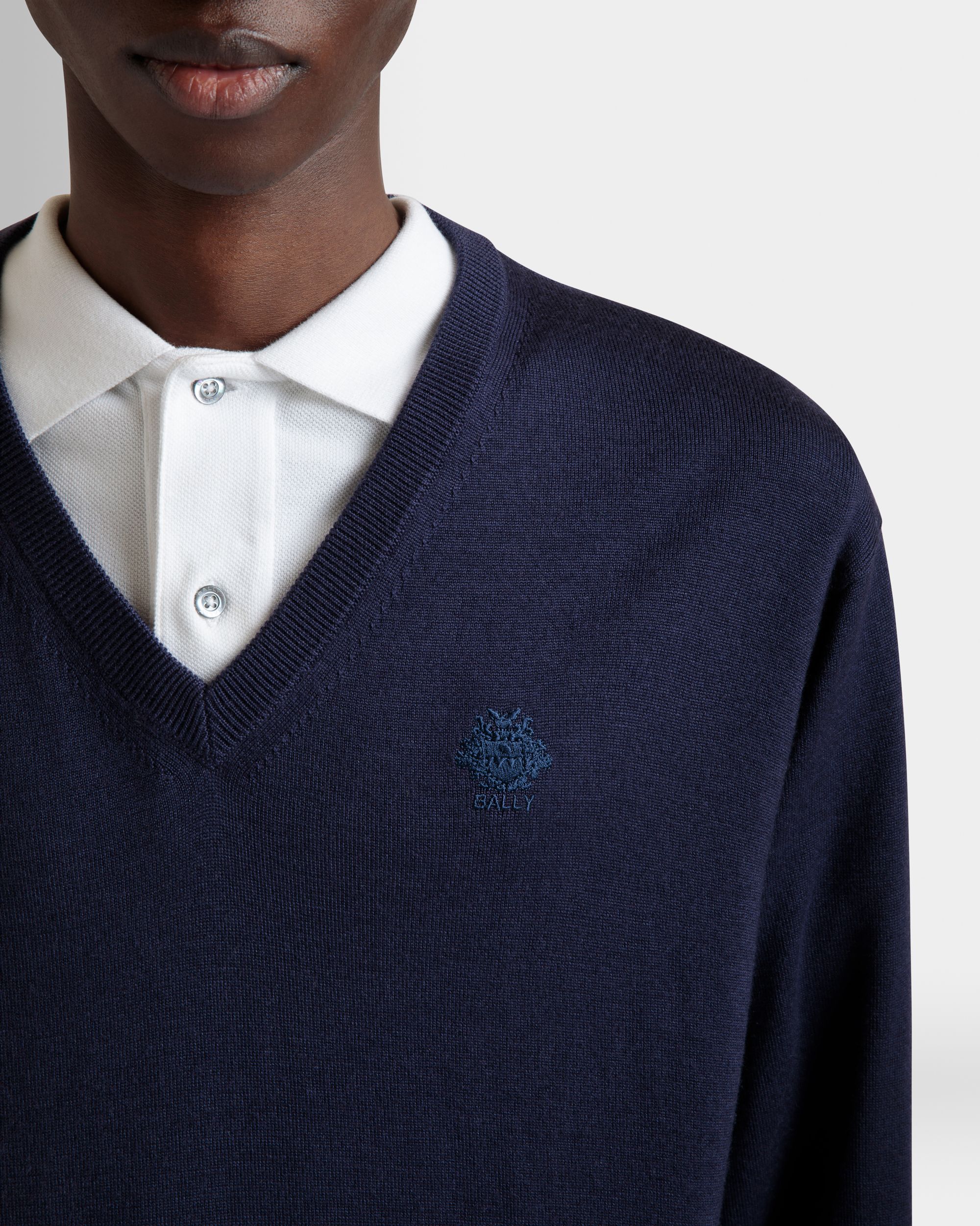 V-Neck Sweater With a Bally Crest in Navy Blue Wool-Cashmere - Hombre - Bally - 03