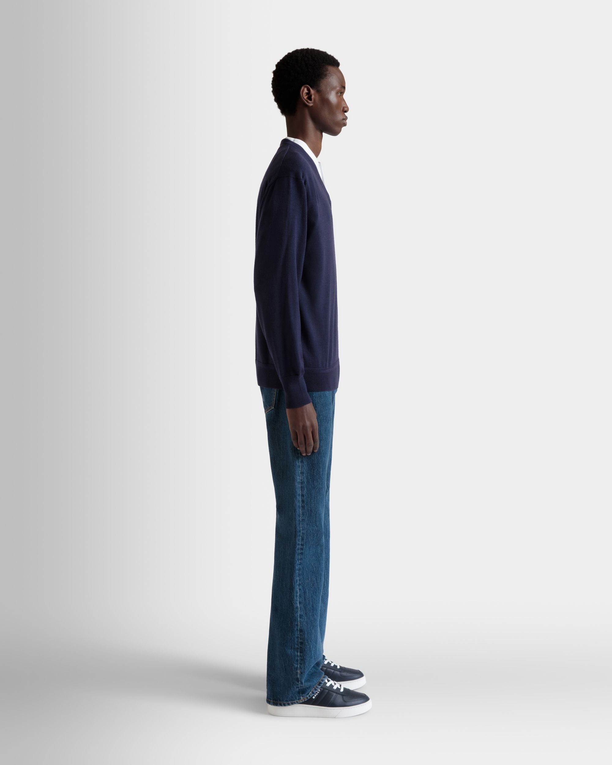 V-Neck Sweater With a Bally Crest in Navy Blue Wool-Cashmere - Hombre - Bally - 05