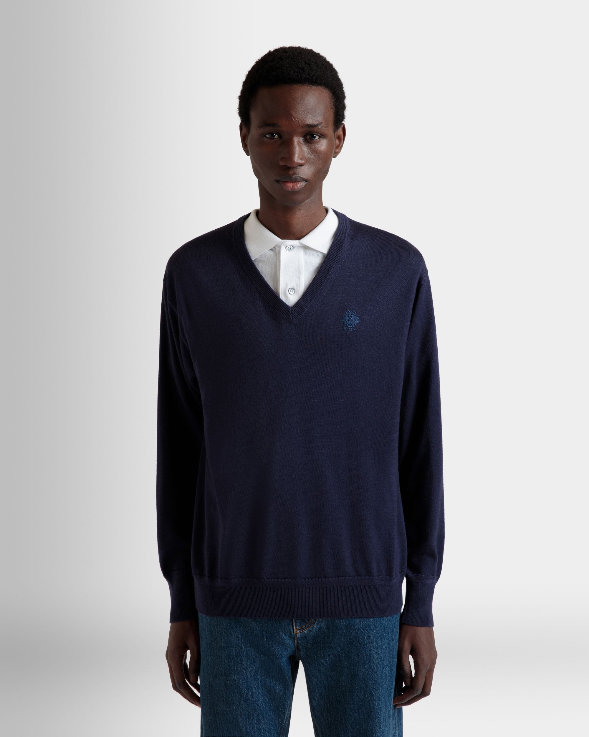 V-Neck Sweater With a Bally Crest in Navy Blue Wool-Cashmere - Hombre - Bally - 08